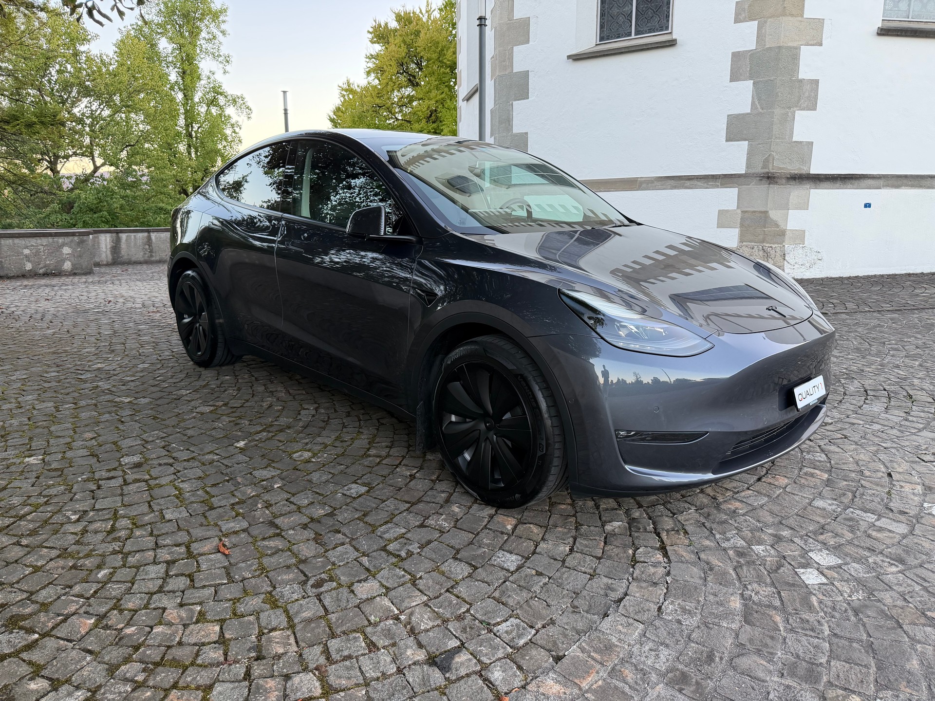 TESLA Model Y Long Range 4x4 / Frisch ab MFK / Werksgarantie/ / Enhanced Autopilot /Premium Innenraum / Navi / Panorama / Matrix LED-image-3