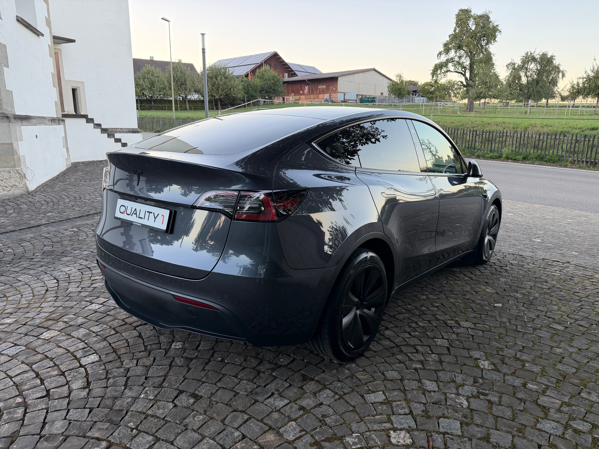 TESLA Model Y Long Range 4x4 / Frisch ab MFK / Werksgarantie/ / Enhanced Autopilot /Premium Innenraum / Navi / Panorama / Matrix LED-image-5