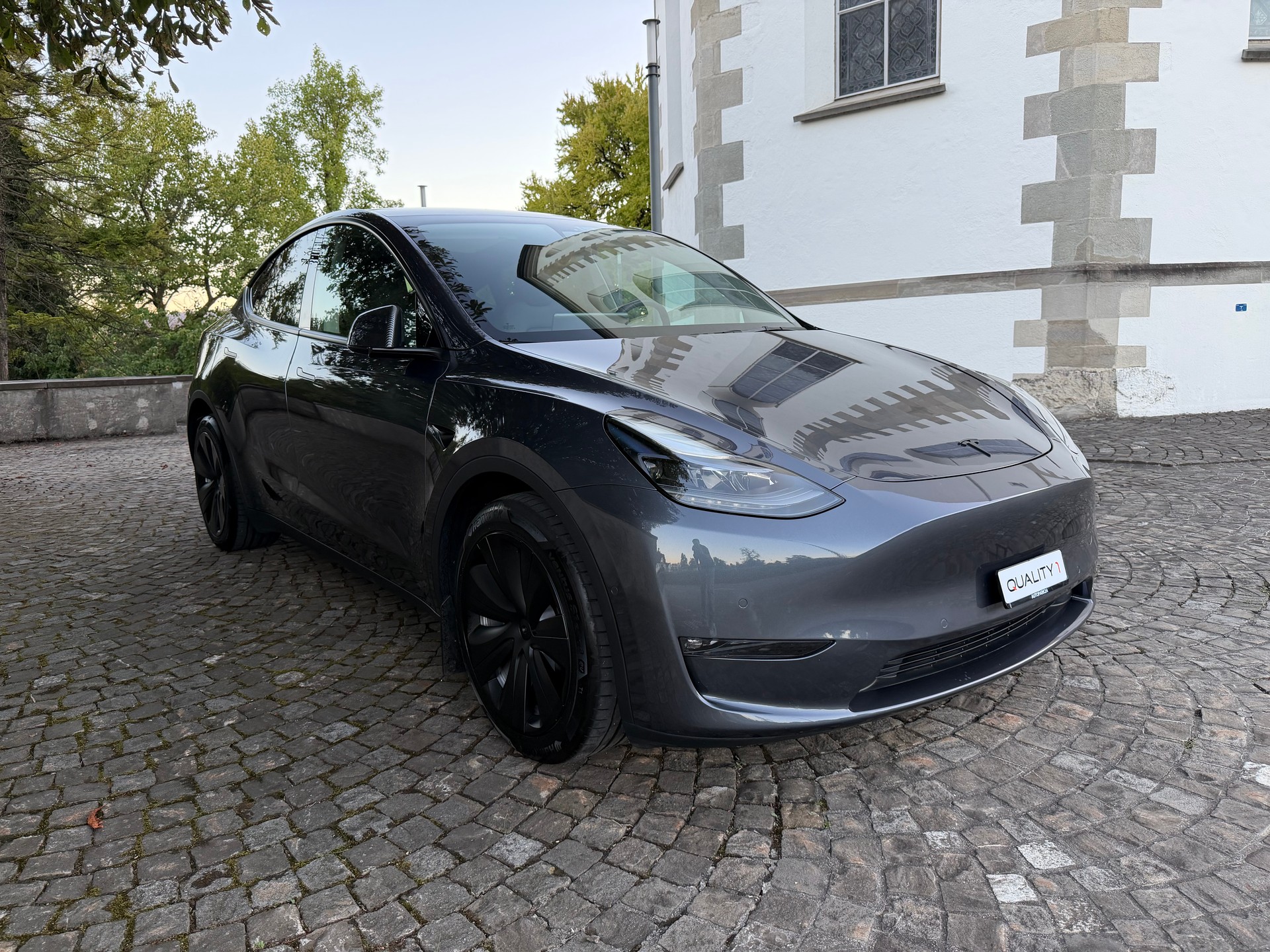 TESLA Model Y Long Range 4x4 / Frisch ab MFK / Werksgarantie/ / Enhanced Autopilot /Premium Innenraum / Navi / Panorama / Matrix LED-image-2