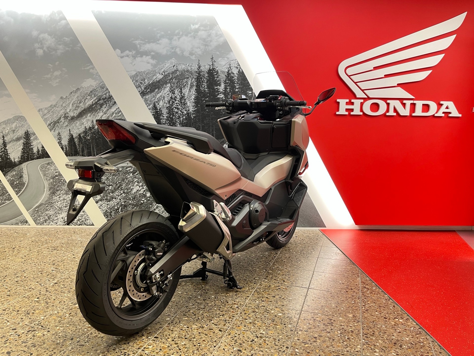 HONDA NSS 750-showroom-element-3