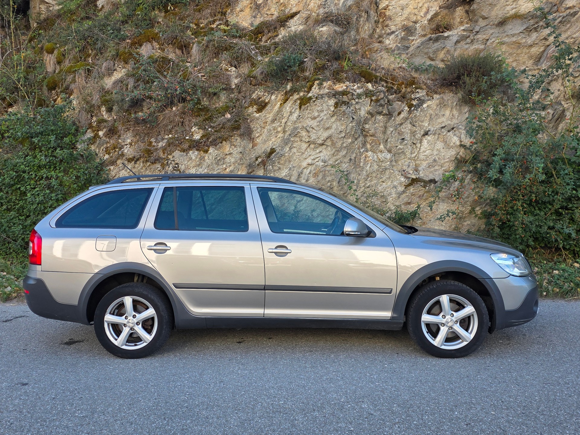 SKODA Octavia Combi 1.8 TSI Scout 4x4-image-4
