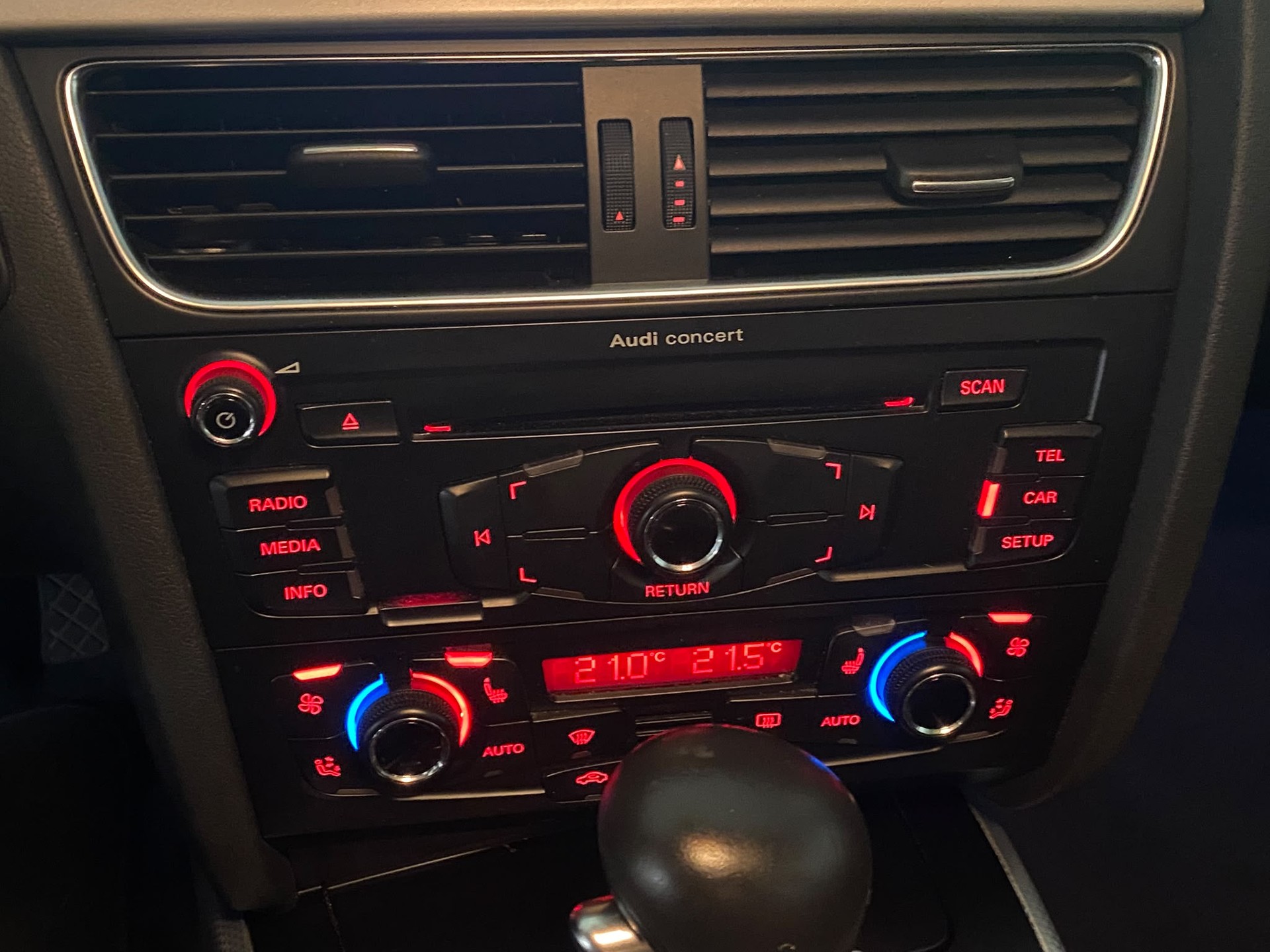 AUDI A4 Avant 2.0 TFSI quattro S-tronic-image-12