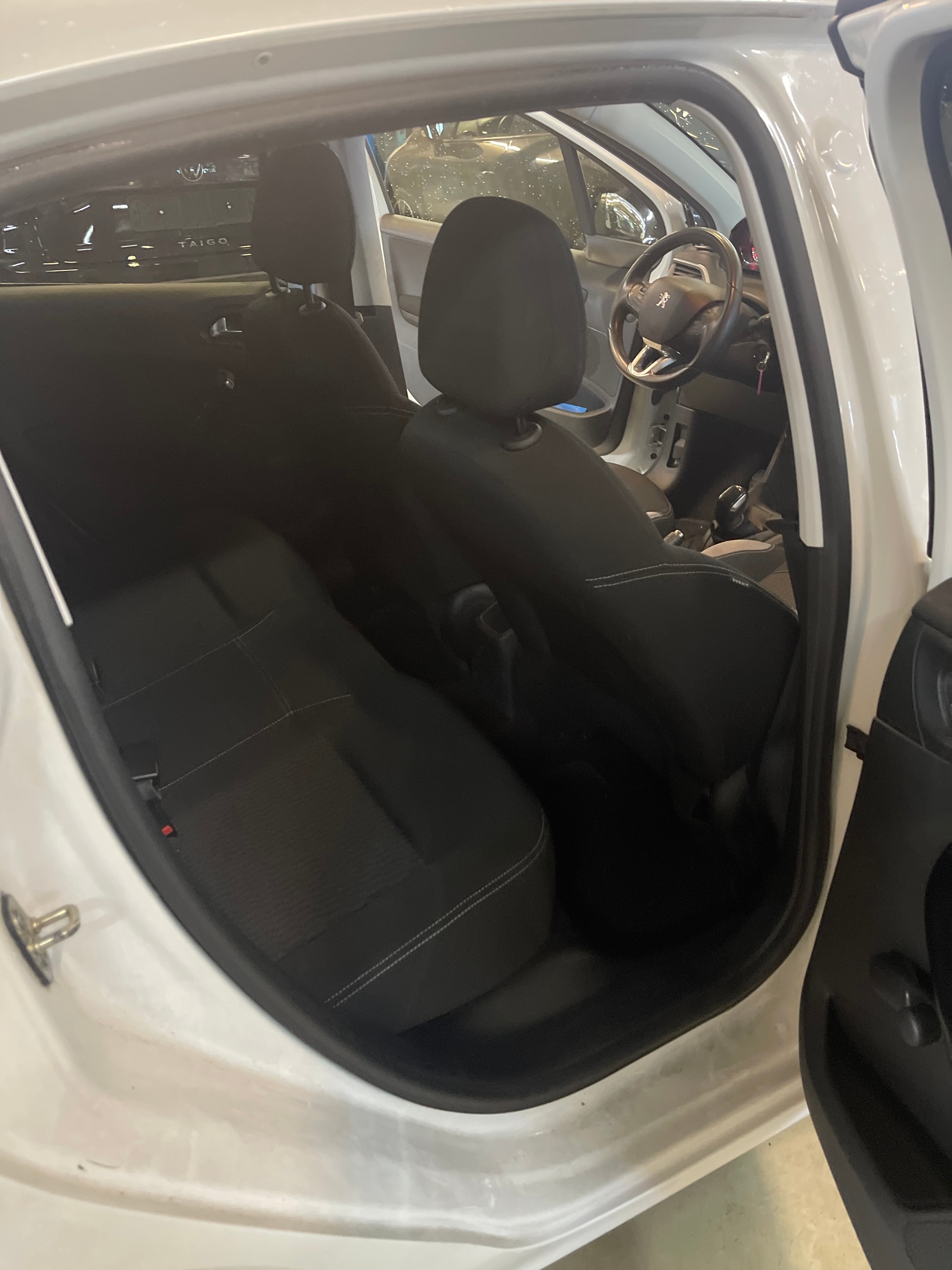 PEUGEOT 208 1.2 VTI Style-image-7