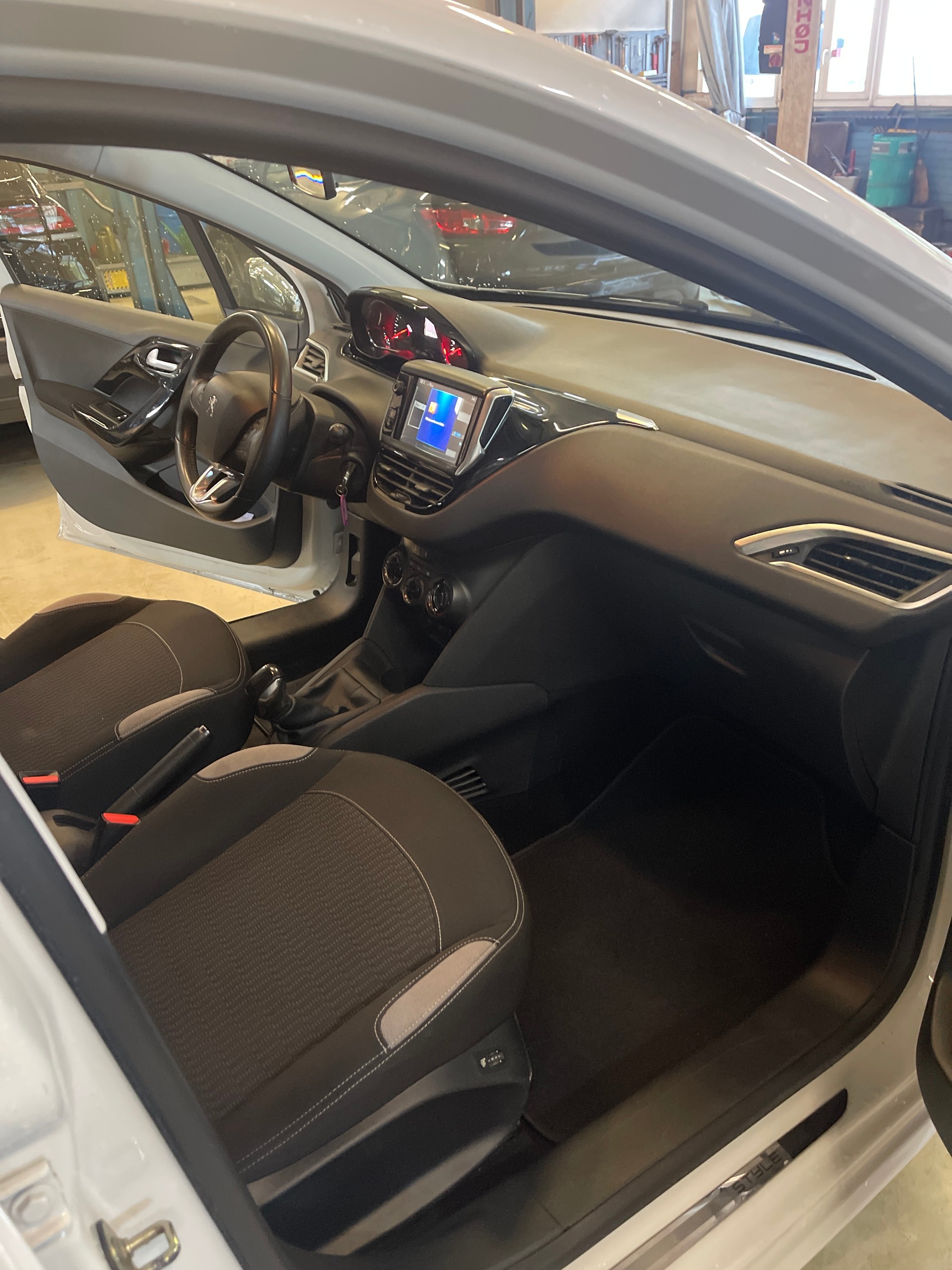 PEUGEOT 208 1.2 VTI Style-image-6