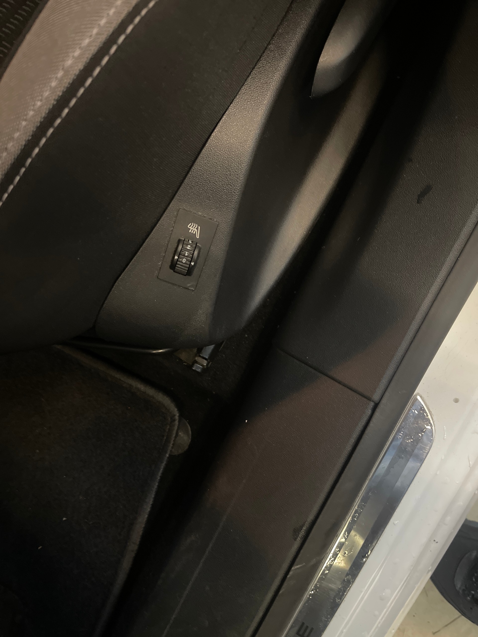 PEUGEOT 208 1.2 VTI Style-image-11