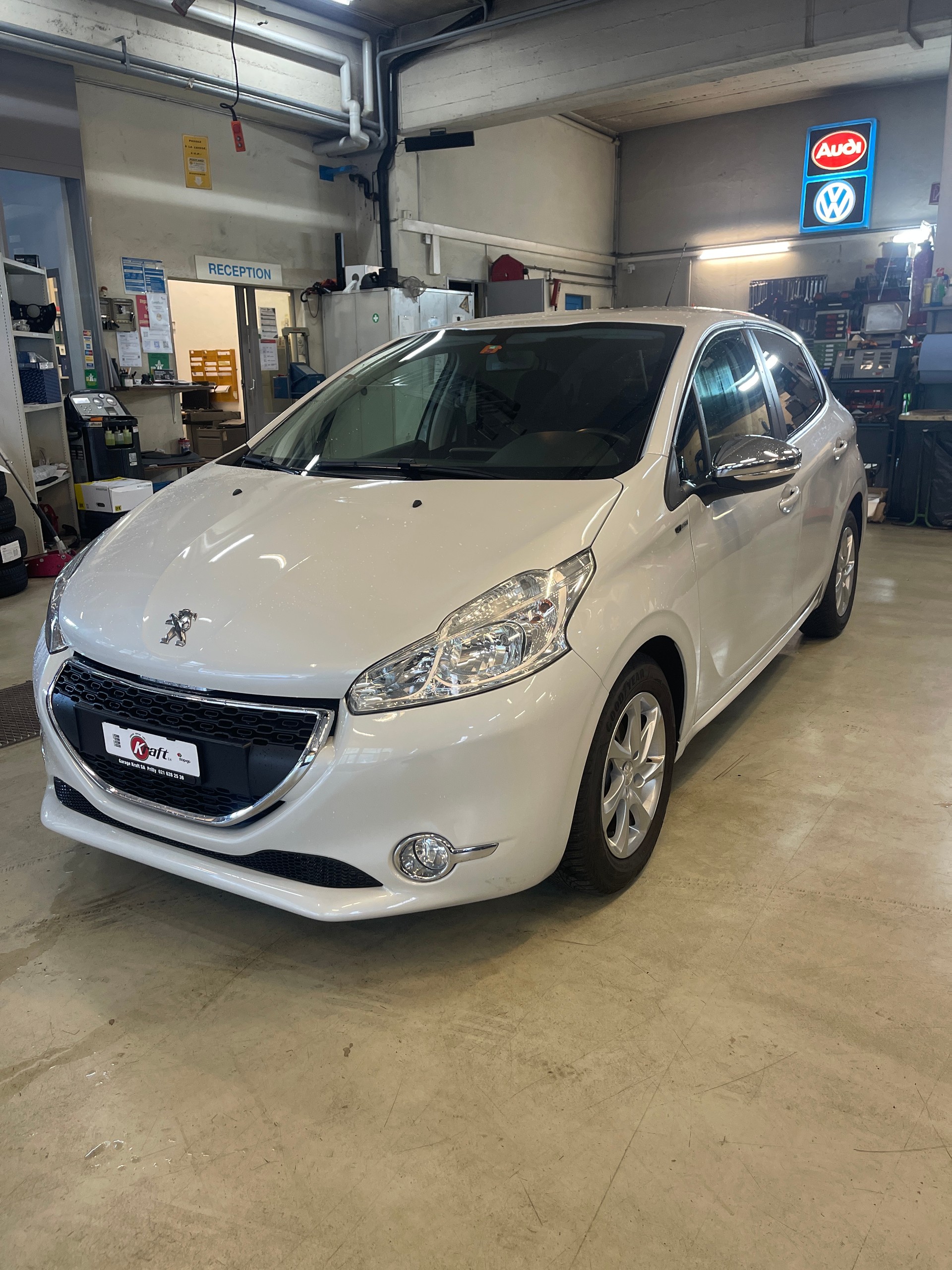 PEUGEOT 208 1.2 VTI Style-image-0