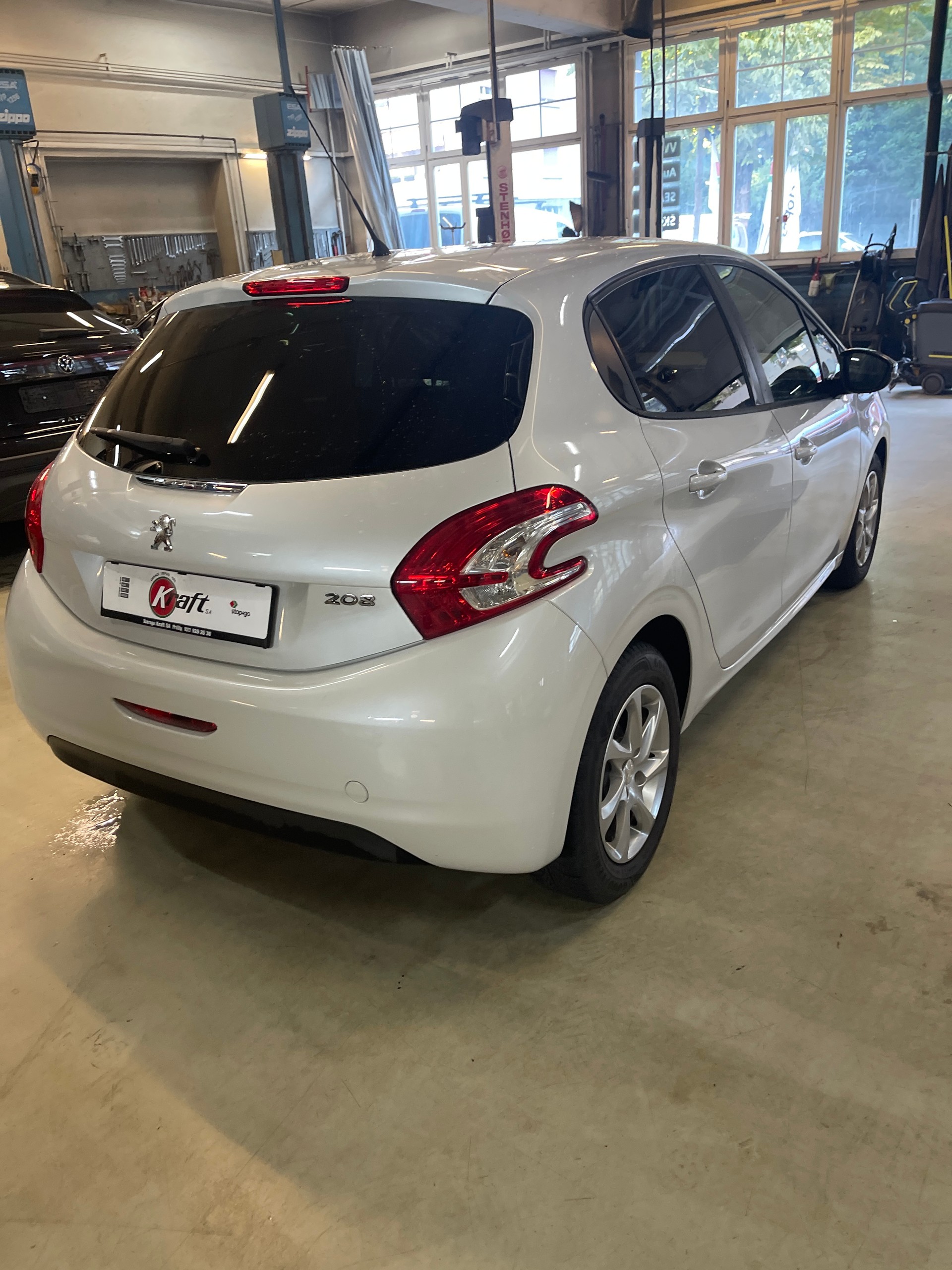 PEUGEOT 208 1.2 VTI Style-image-3
