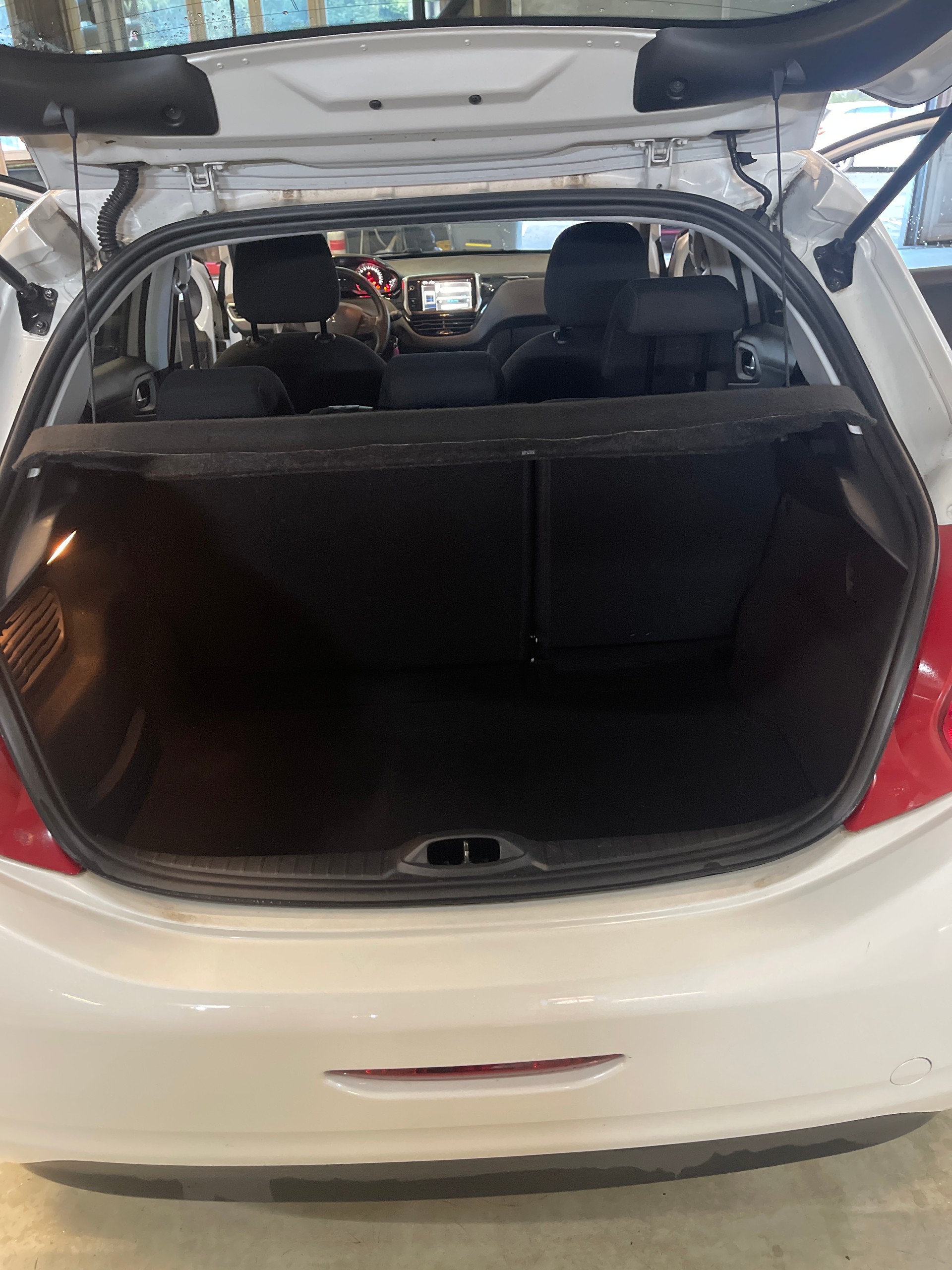 PEUGEOT 208 1.2 VTI Style-image-9