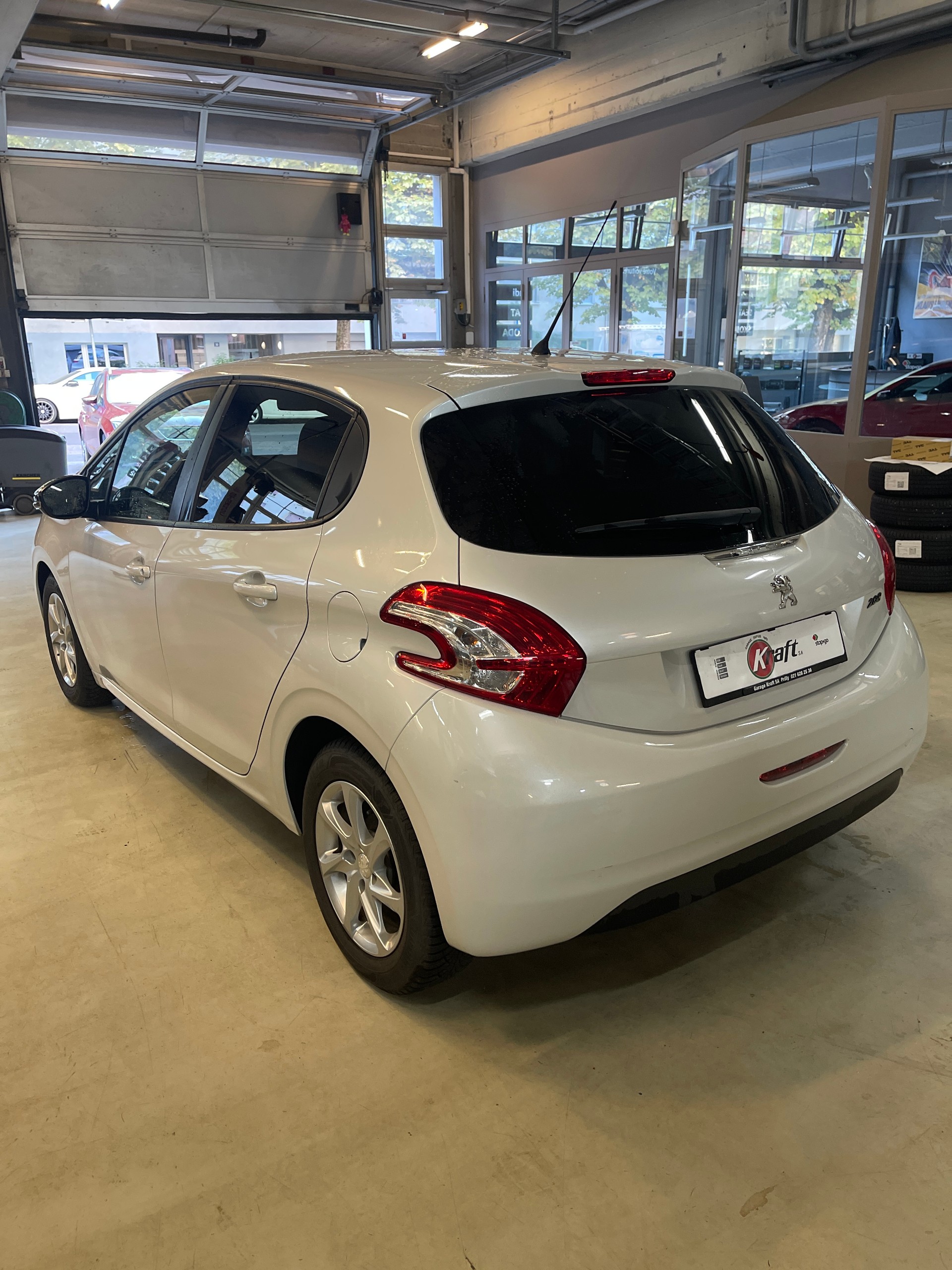 PEUGEOT 208 1.2 VTI Style-image-4