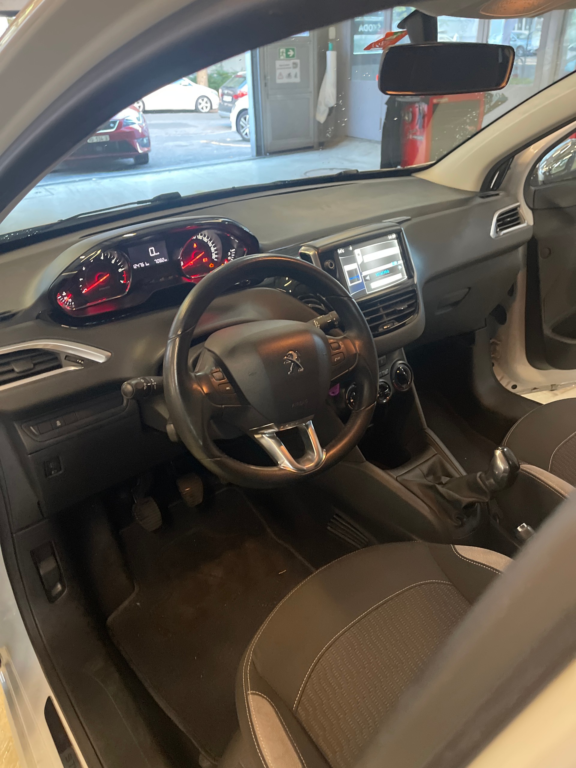 PEUGEOT 208 1.2 VTI Style-image-5