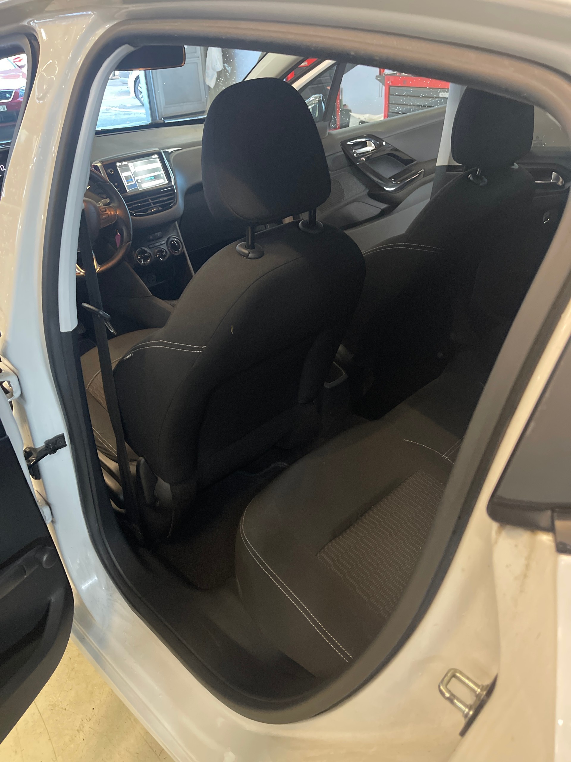 PEUGEOT 208 1.2 VTI Style-image-8