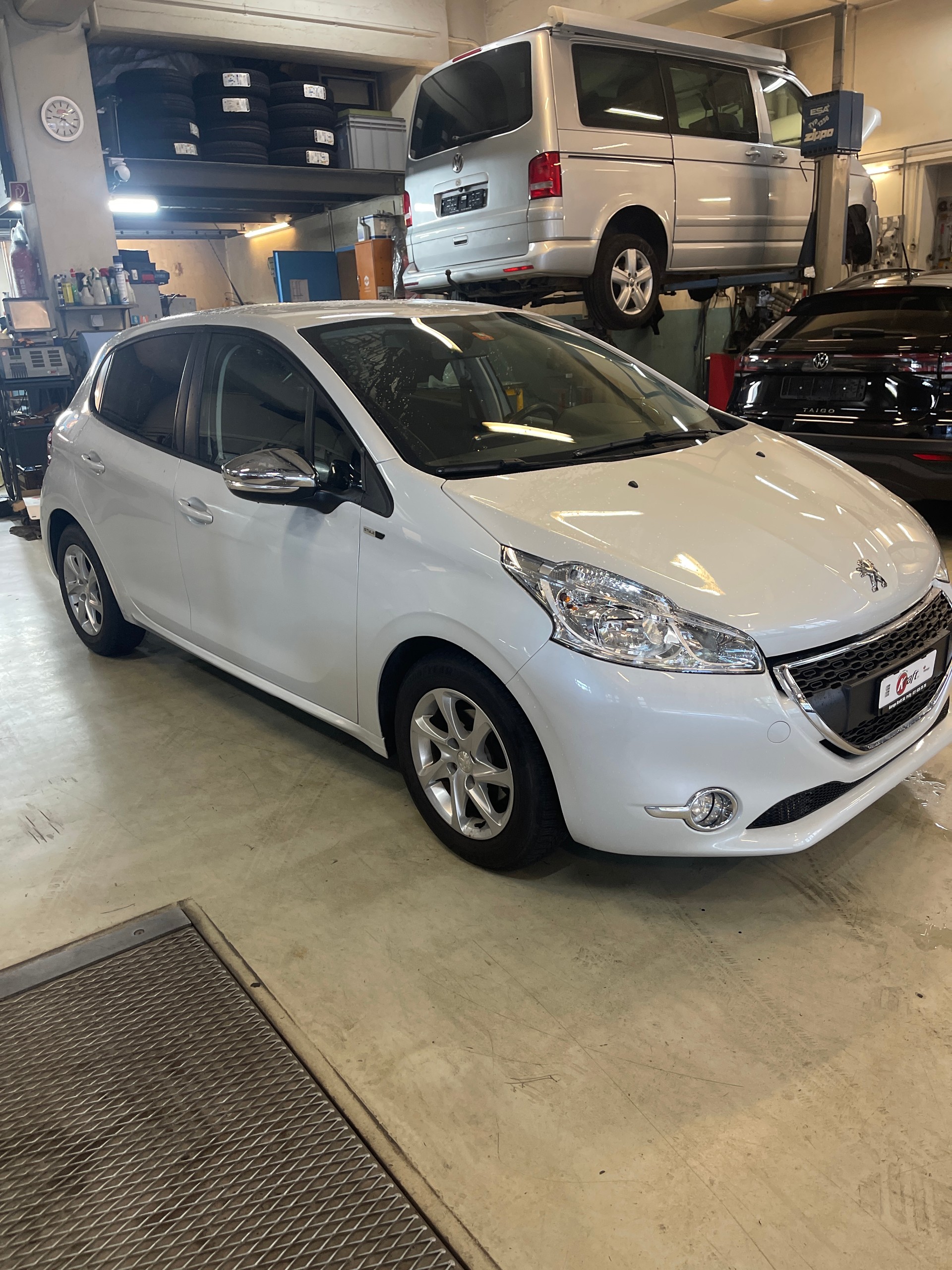 PEUGEOT 208 1.2 VTI Style-image-1