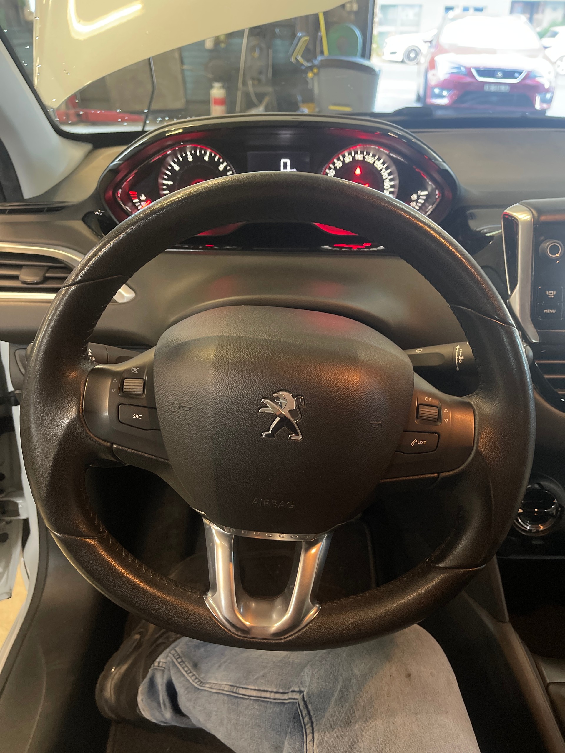 PEUGEOT 208 1.2 VTI Style-image-14