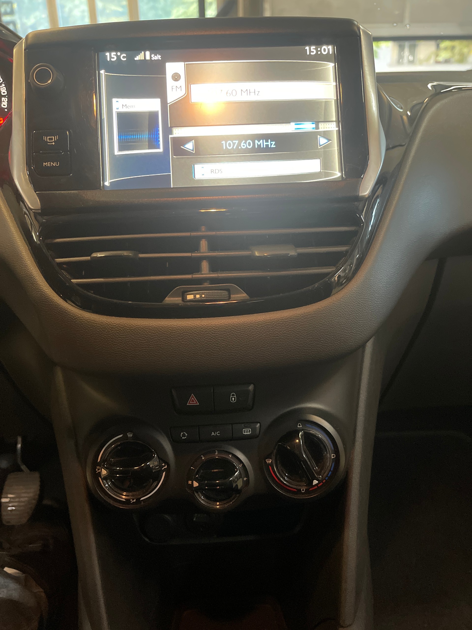 PEUGEOT 208 1.2 VTI Style-image-12