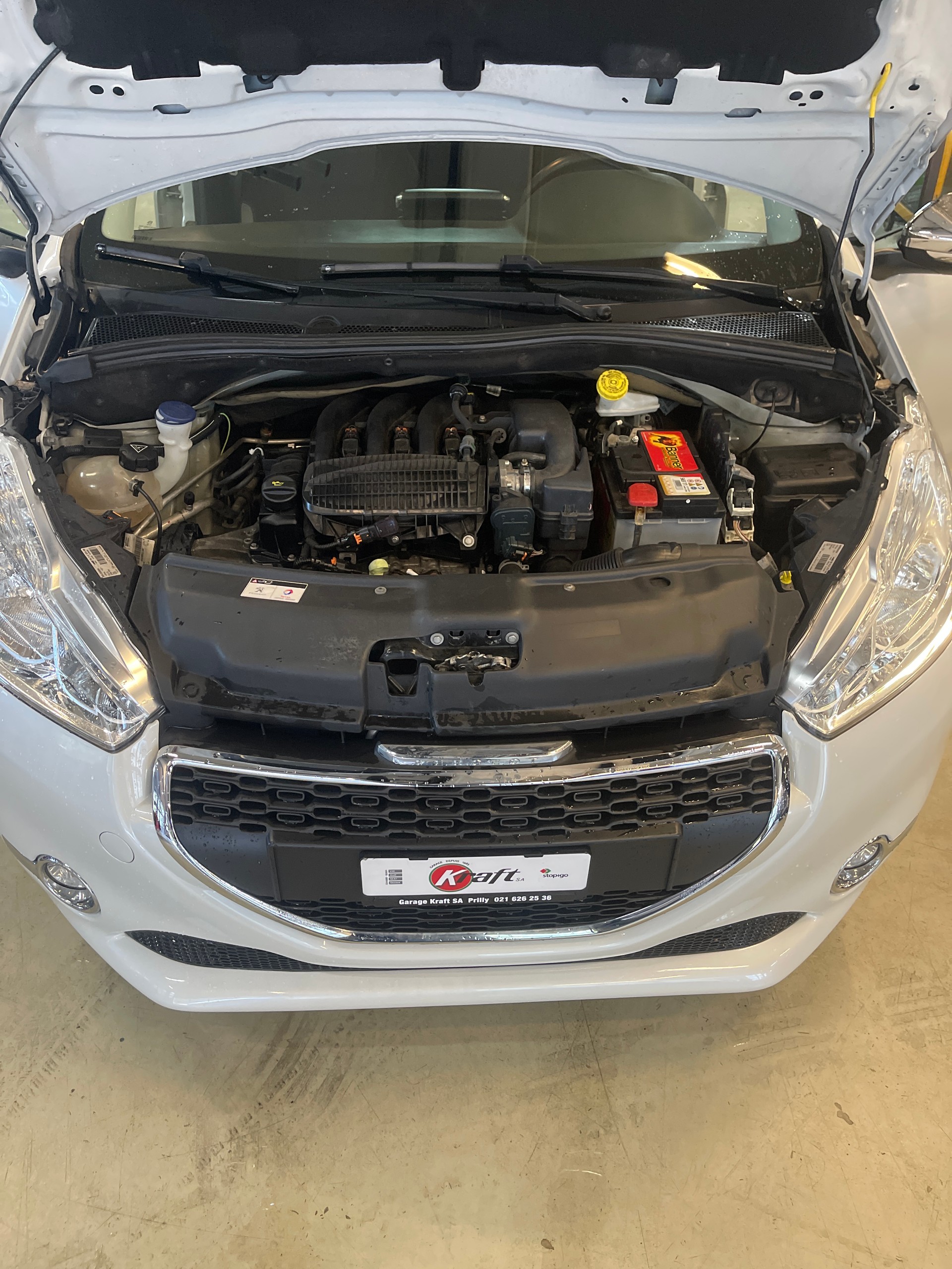 PEUGEOT 208 1.2 VTI Style-image-10