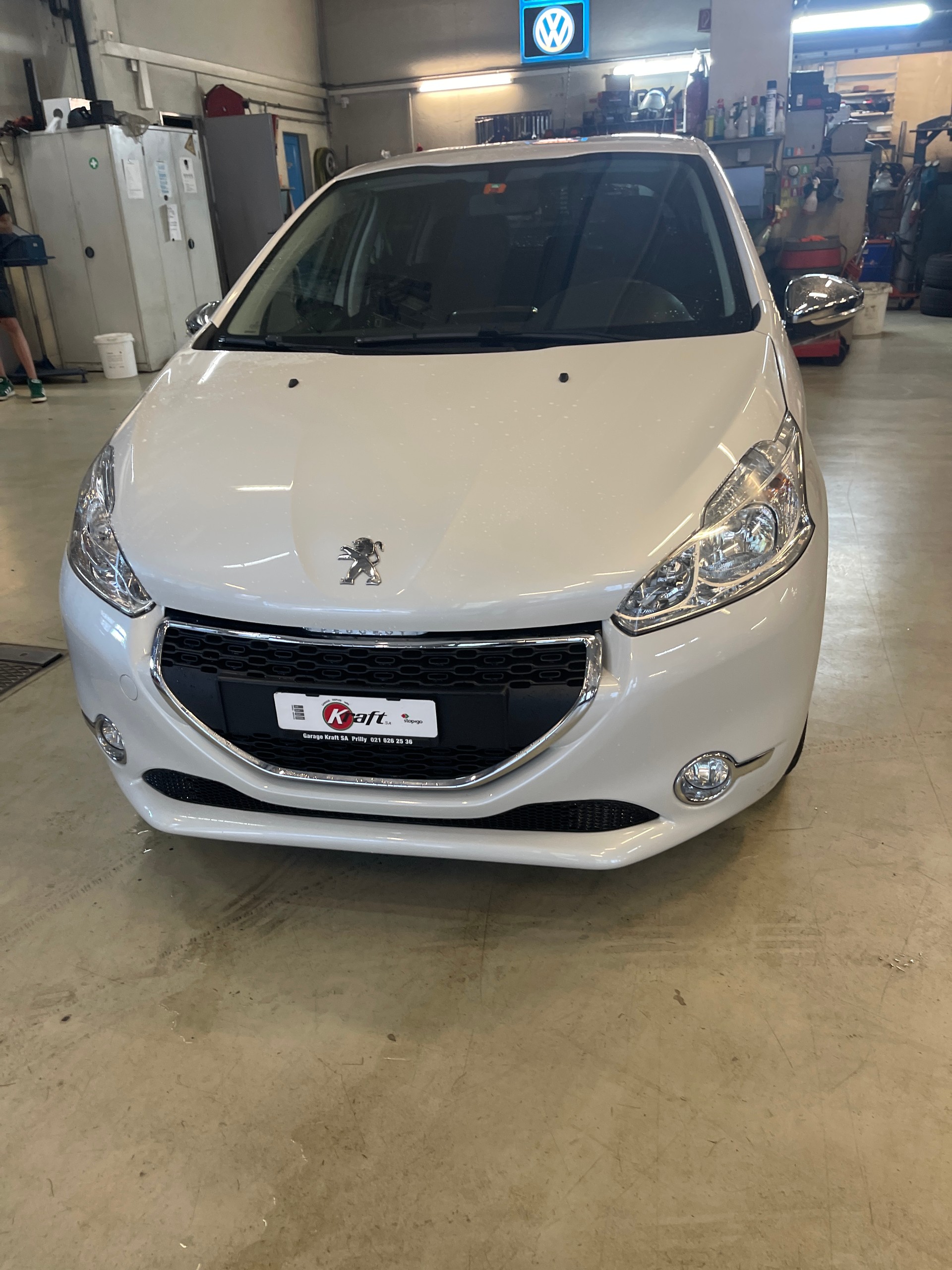 PEUGEOT 208 1.2 VTI Style-image-2