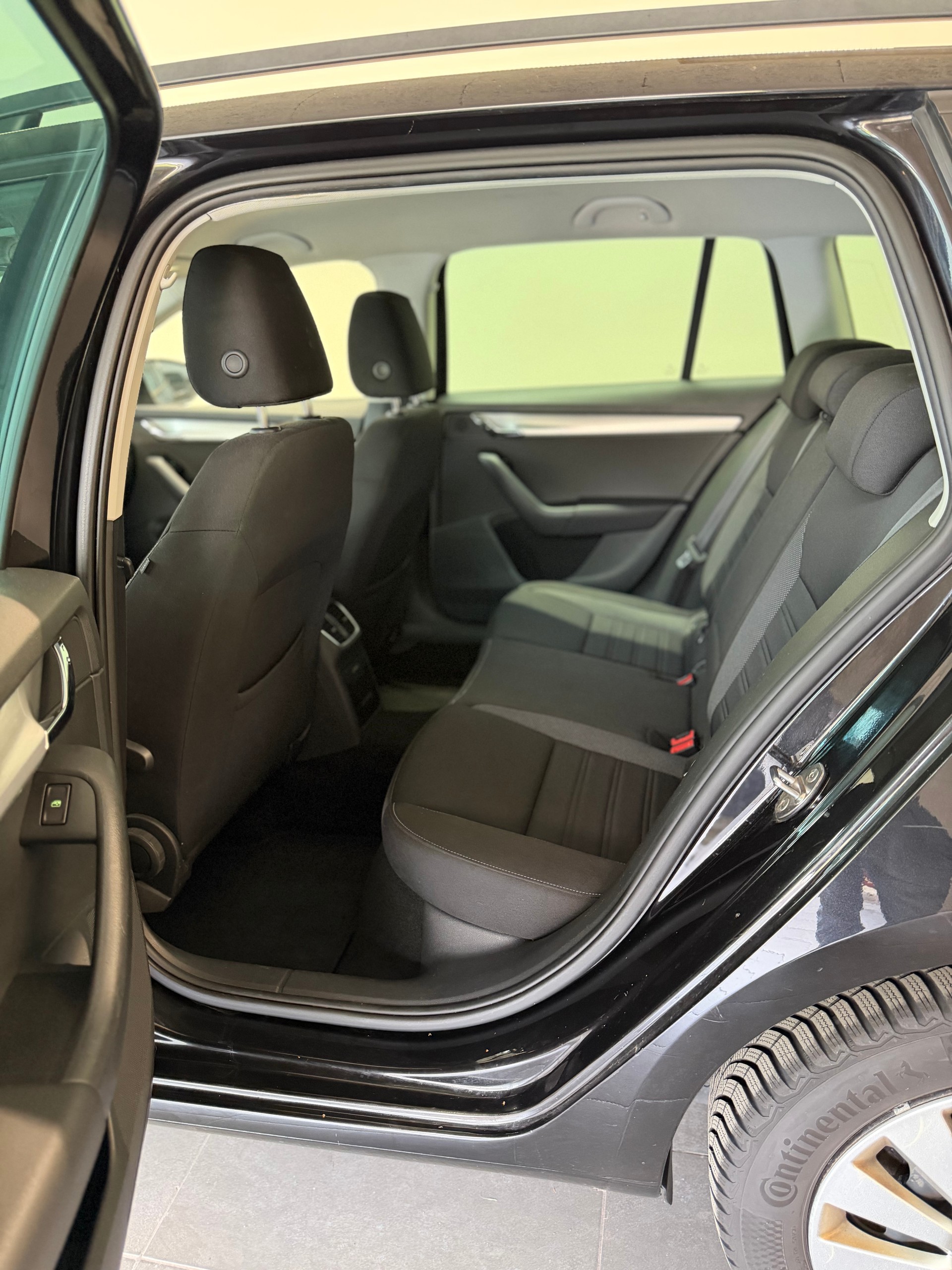 SKODA Octavia Combi 2.0 TDI Ambition 4x4-image-6