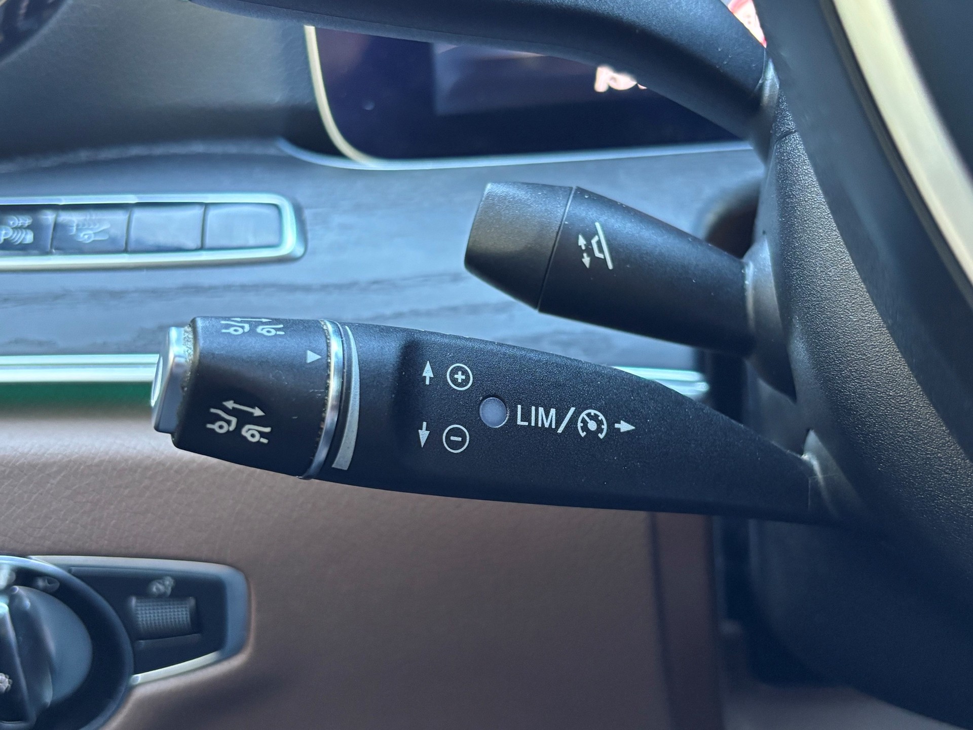 MERCEDES-BENZ E 220 d All-Terrain Avantgarde 4Matic-image-12