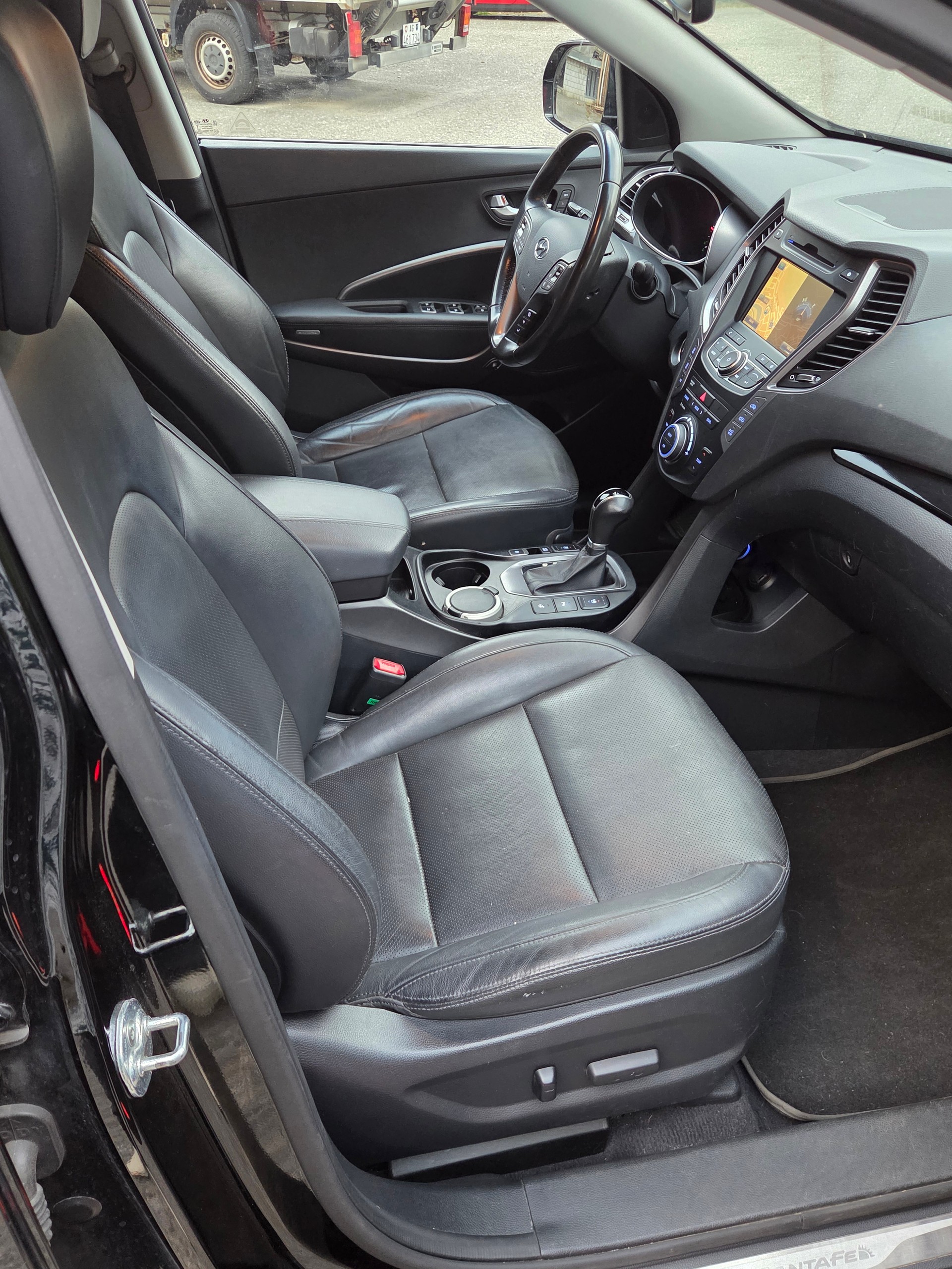 HYUNDAI Santa Fe 2.2 CRDI Premium 4WD Automatic-image-9