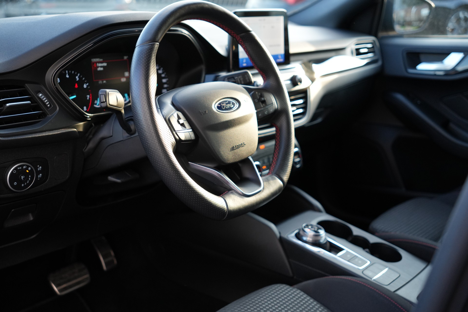 FORD Focus 1.0 SCTi ST Line Automatic (CH)-image-12