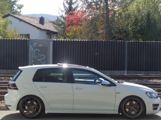 VW GOLF R-image-13