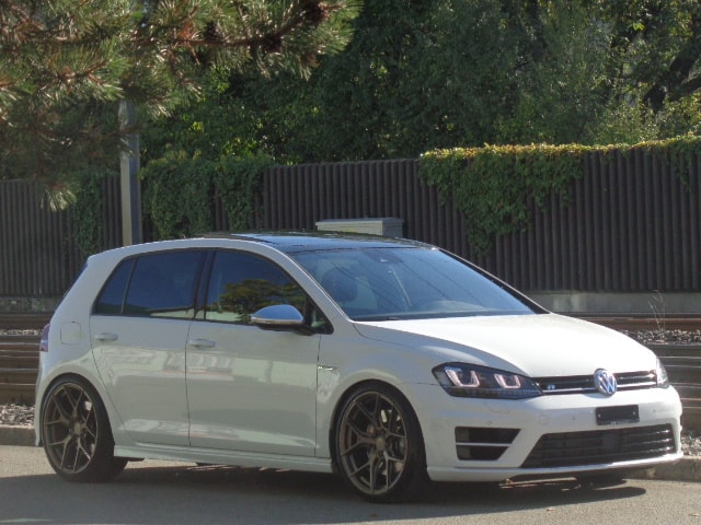 VW GOLF R-image-12