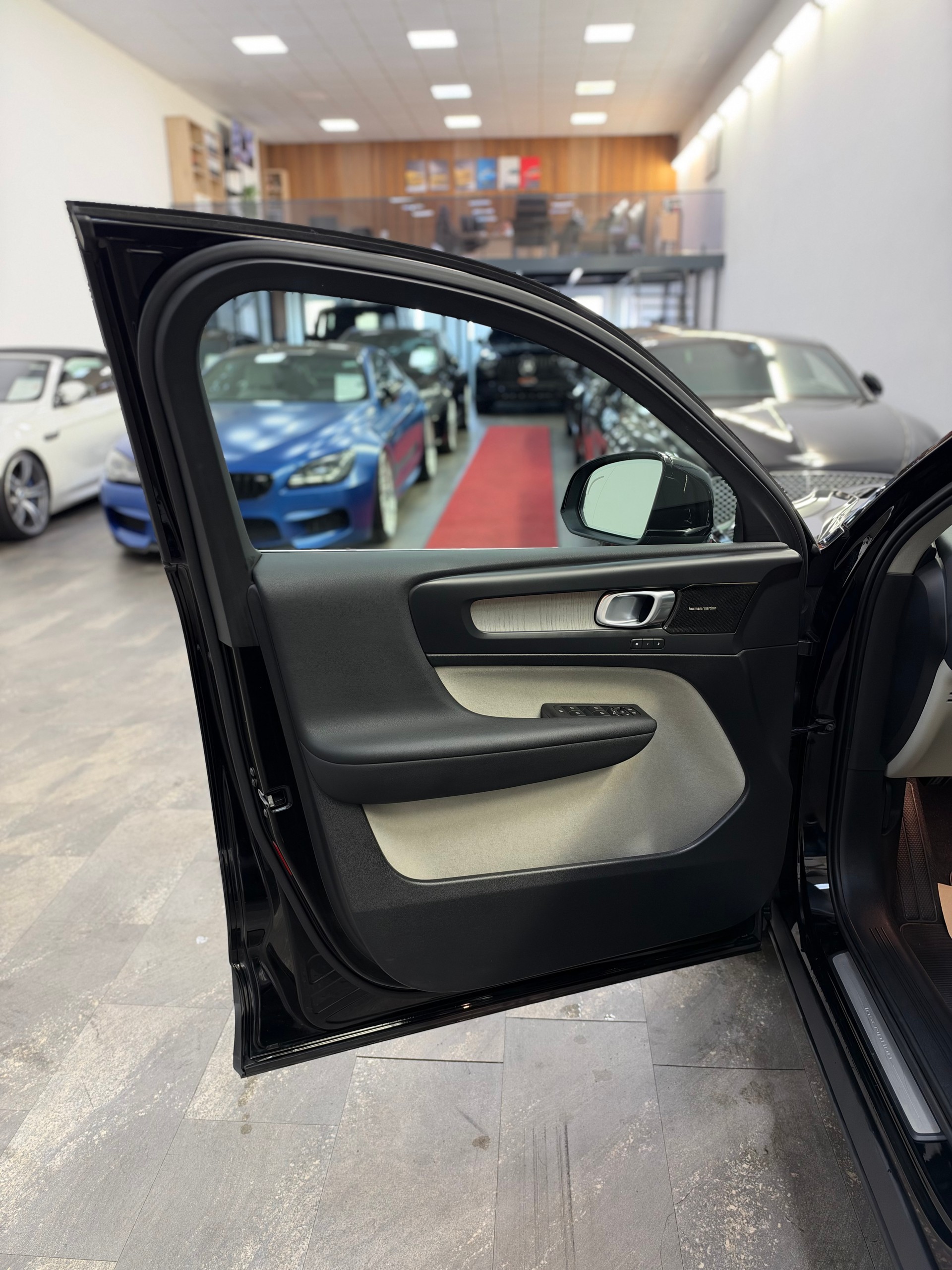 VOLVO XC40 T5 TwE R-Design Expression DCT-image-20