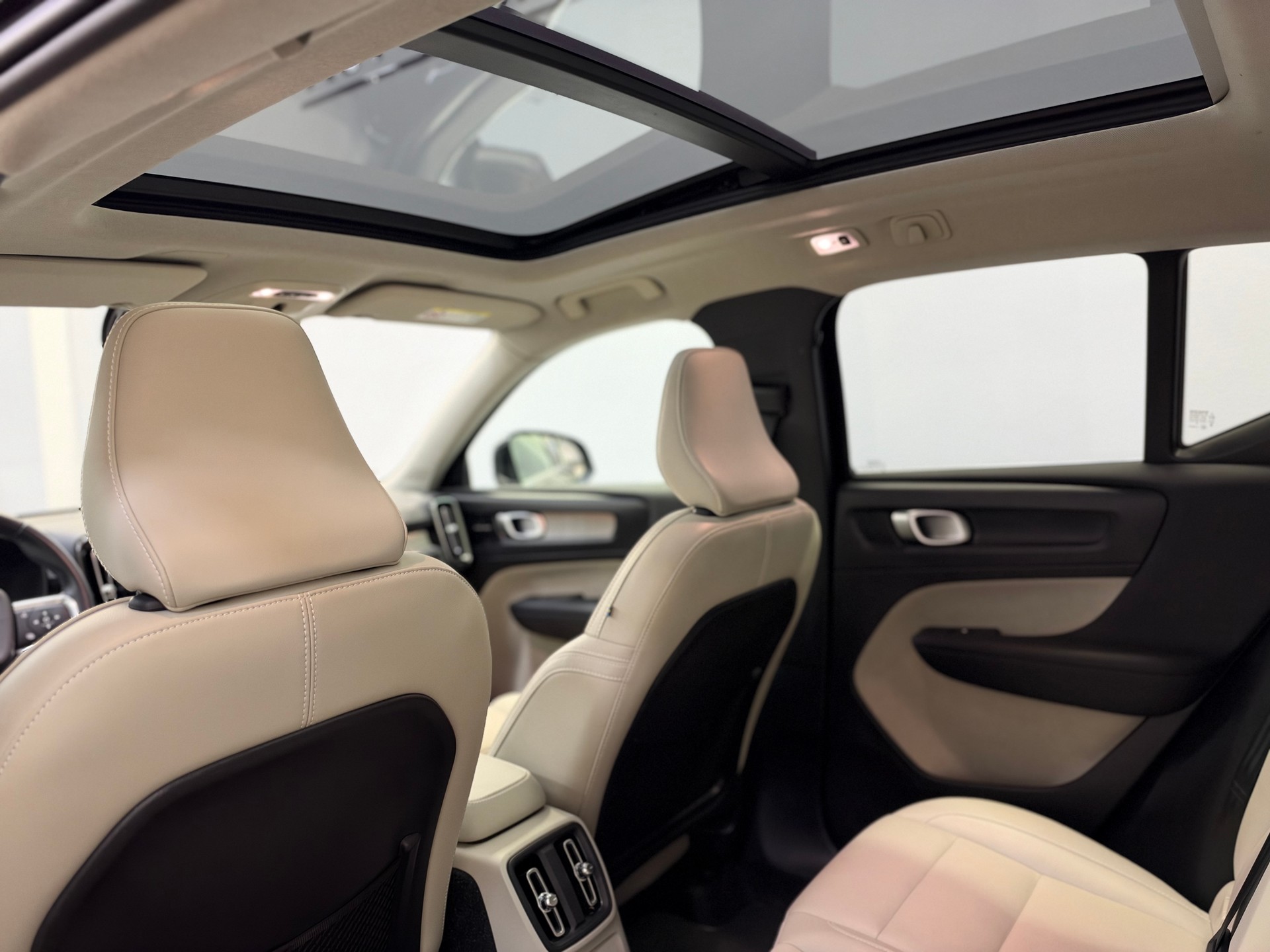 VOLVO XC40 T5 TwE R-Design Expression DCT-image-17