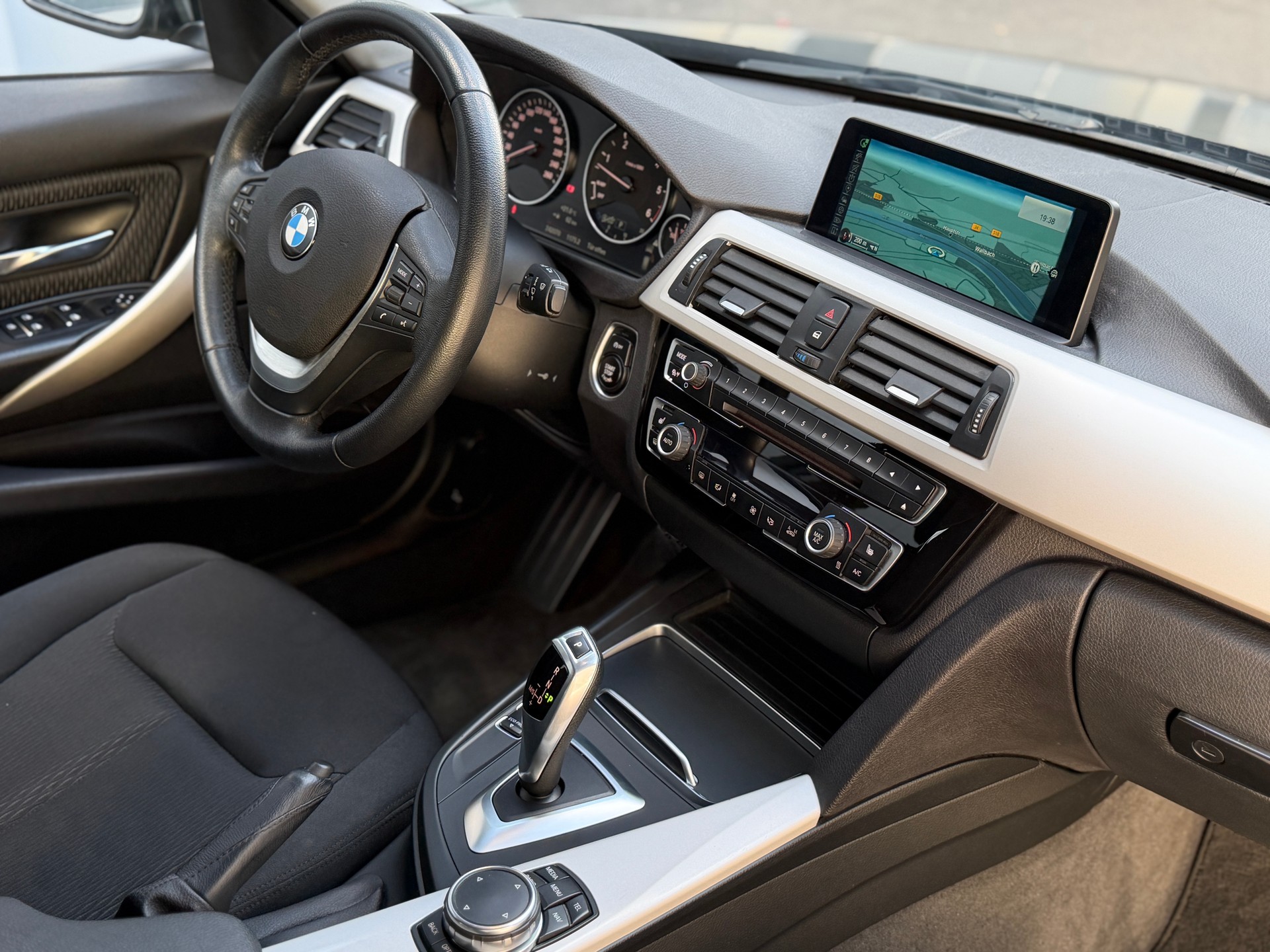 BMW 330d xDrive Touring Steptronic-image-13