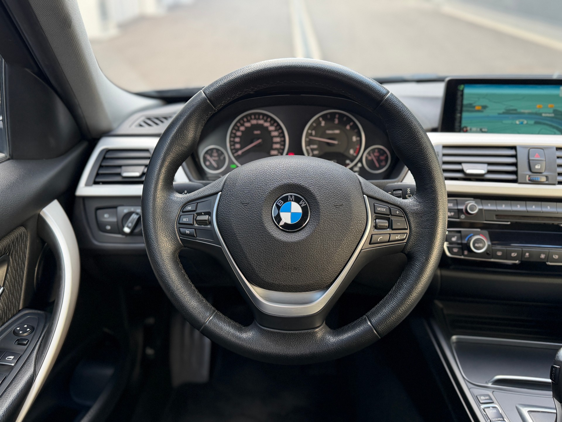 BMW 330d xDrive Touring Steptronic-image-9