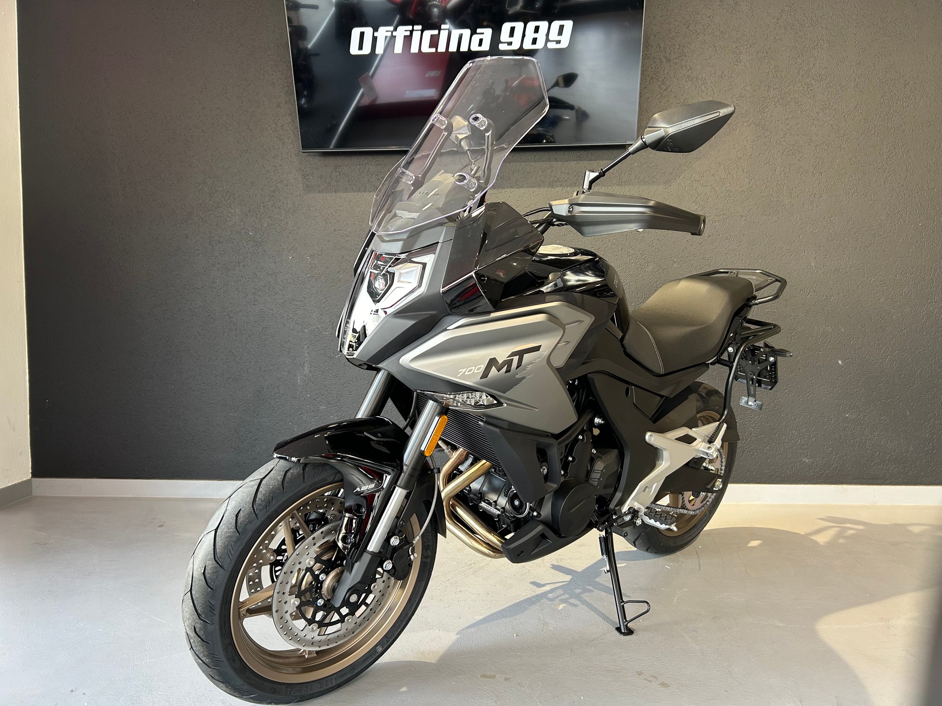 CF MOTO 700MT-showroom-element-1