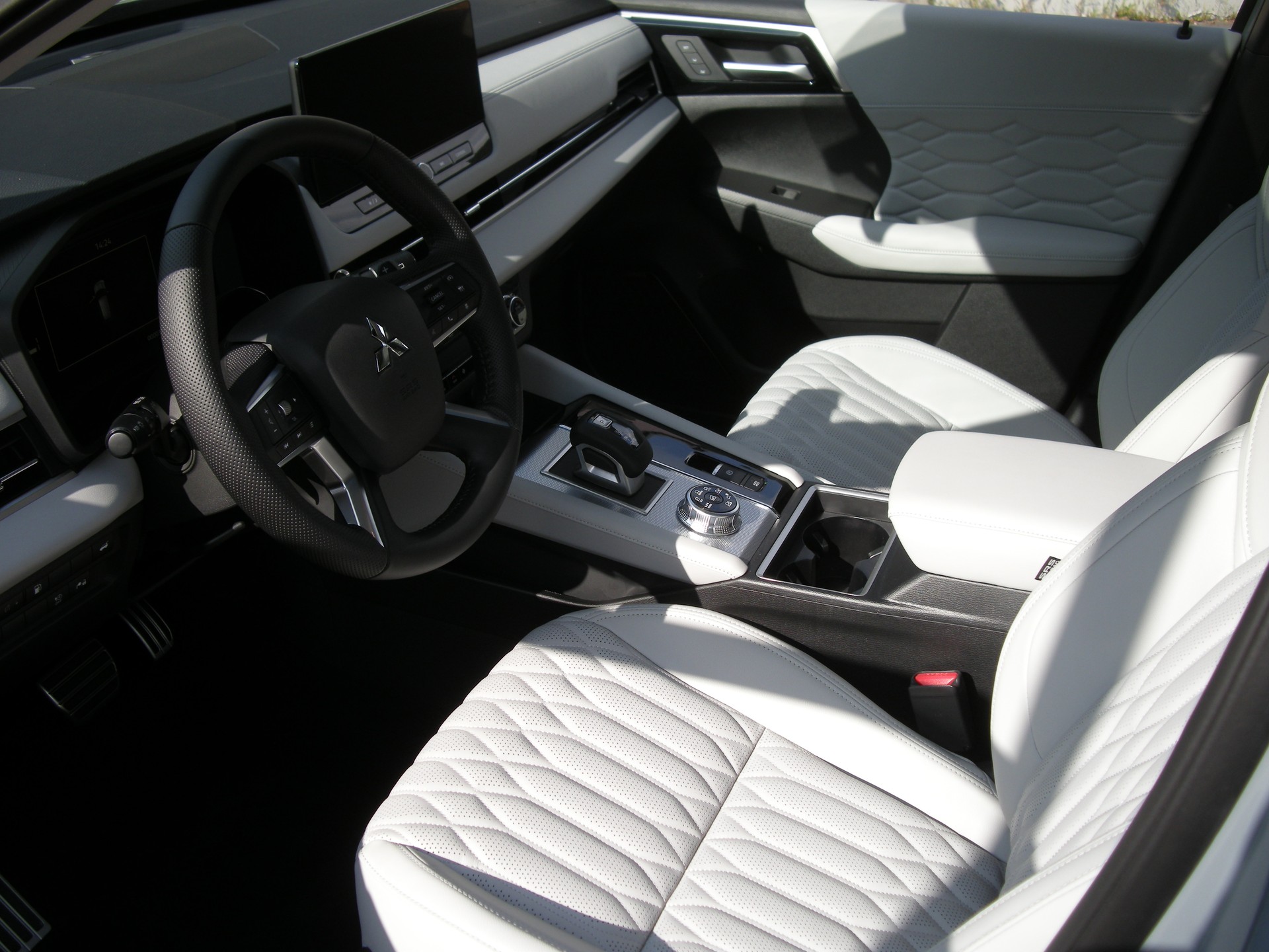 MITSUBISHI Outlander 2.4 PHEV Instyle 4WD Automatic 4 Winterreäder Gratis-showroom-element-2