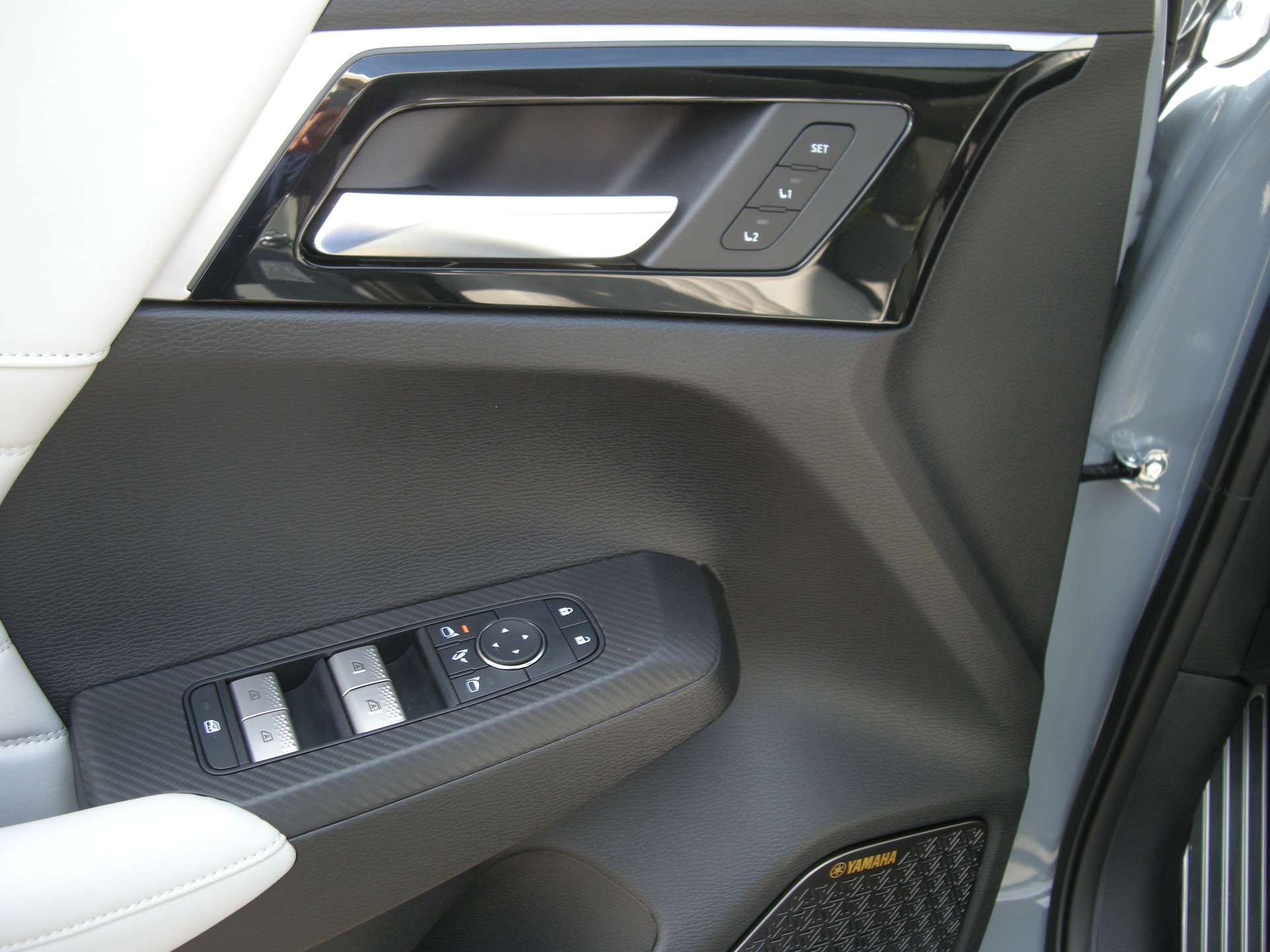 MITSUBISHI Outlander 2.4 PHEV Instyle 4WD Automatic 4 Winterreäder Gratis-showroom-element-1