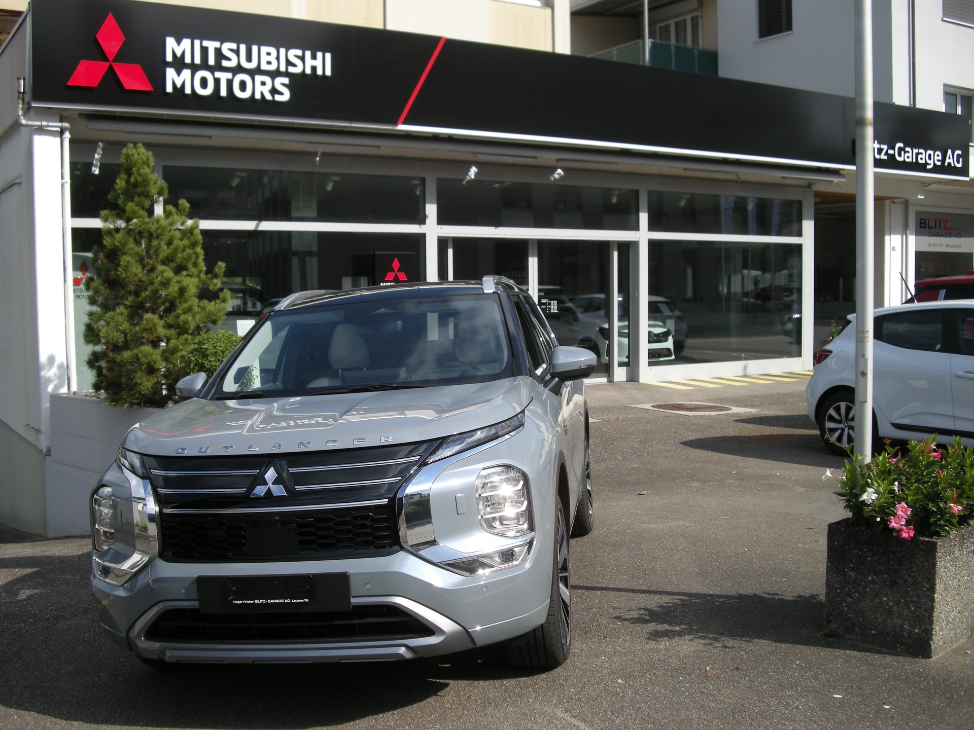 MITSUBISHI Outlander 2.4 PHEV Instyle 4WD Automatic 4 Winterreäder Gratis