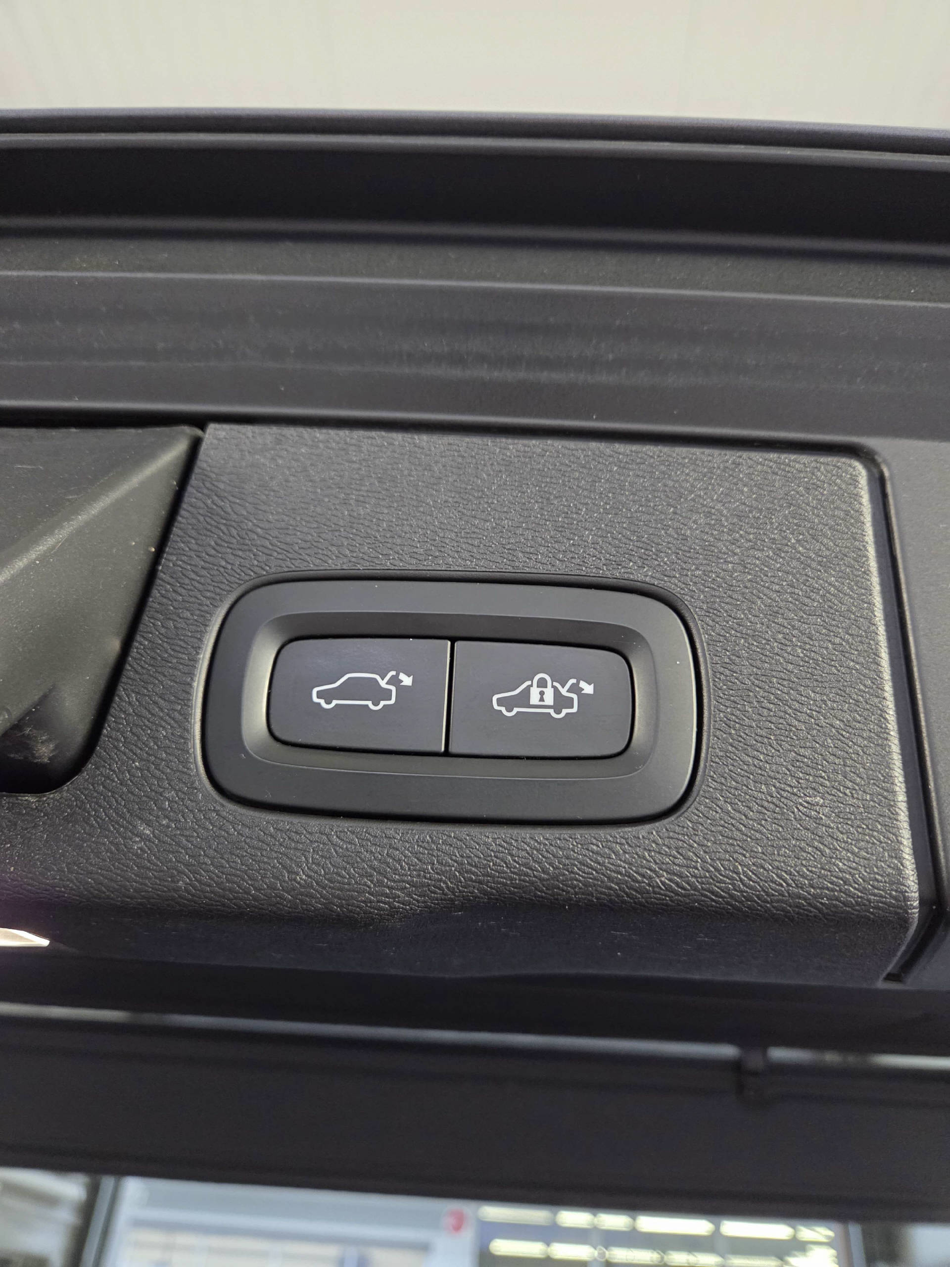 VOLVO XC60 2.0 D4 R-Design AWD-image-13