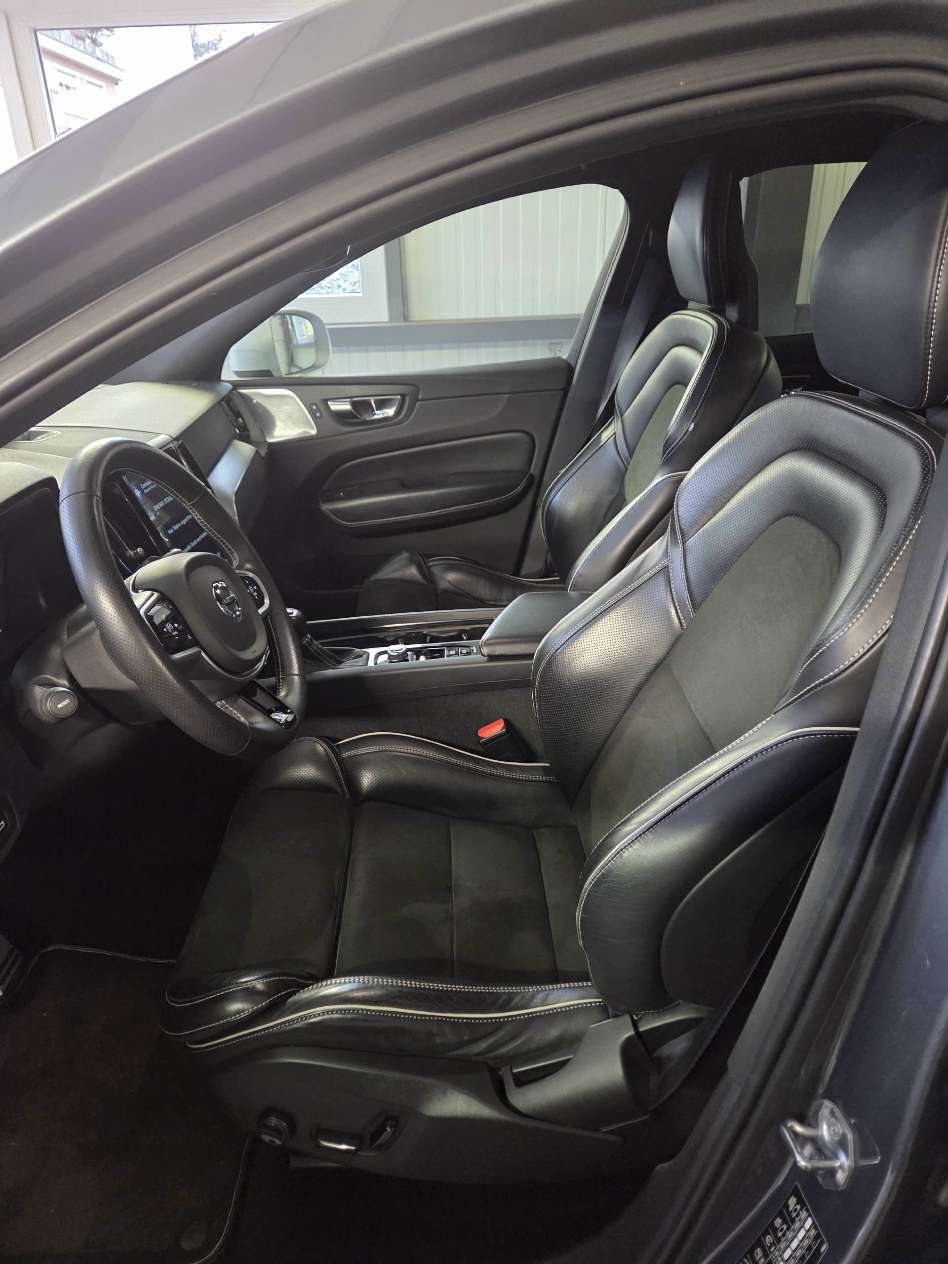VOLVO XC60 2.0 D4 R-Design AWD-image-4