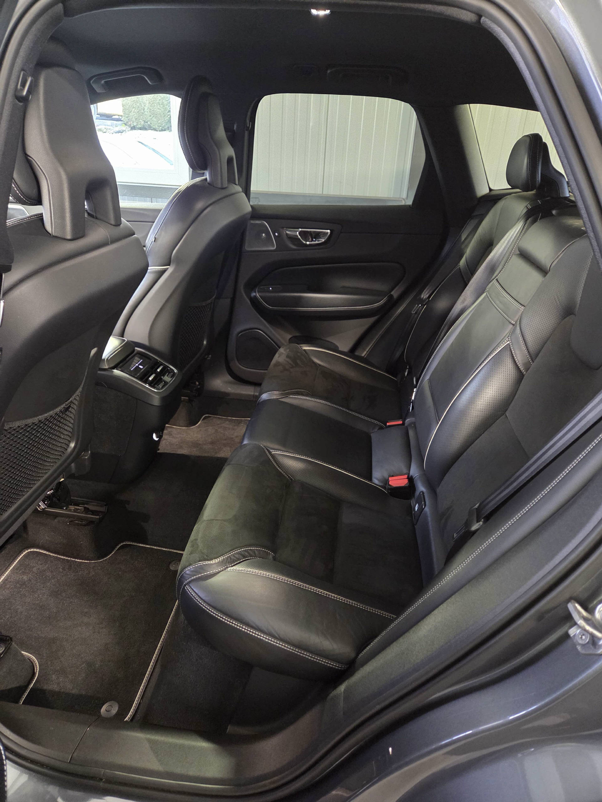 VOLVO XC60 2.0 D4 R-Design AWD-image-5