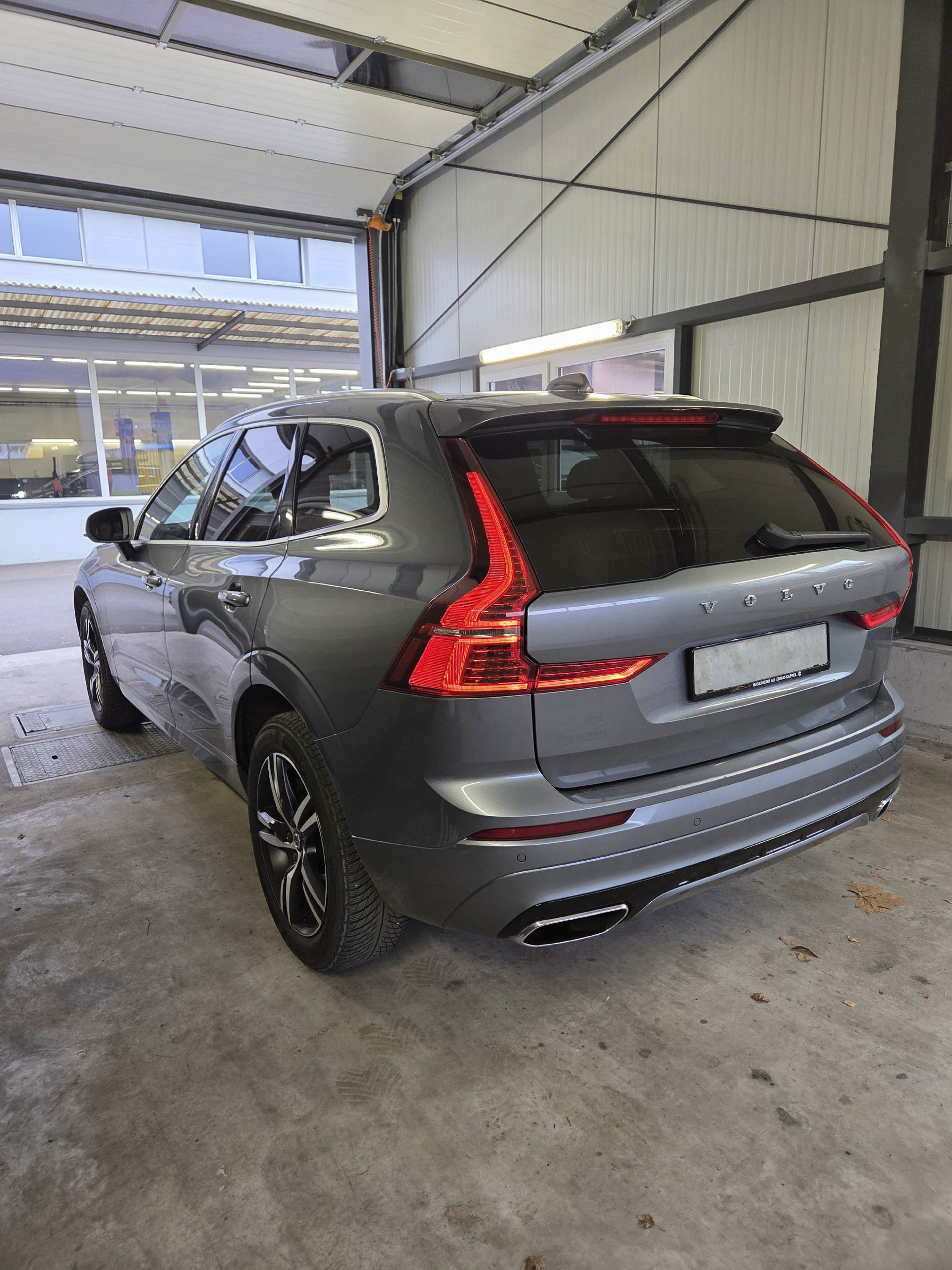 VOLVO XC60 2.0 D4 R-Design AWD-image-2