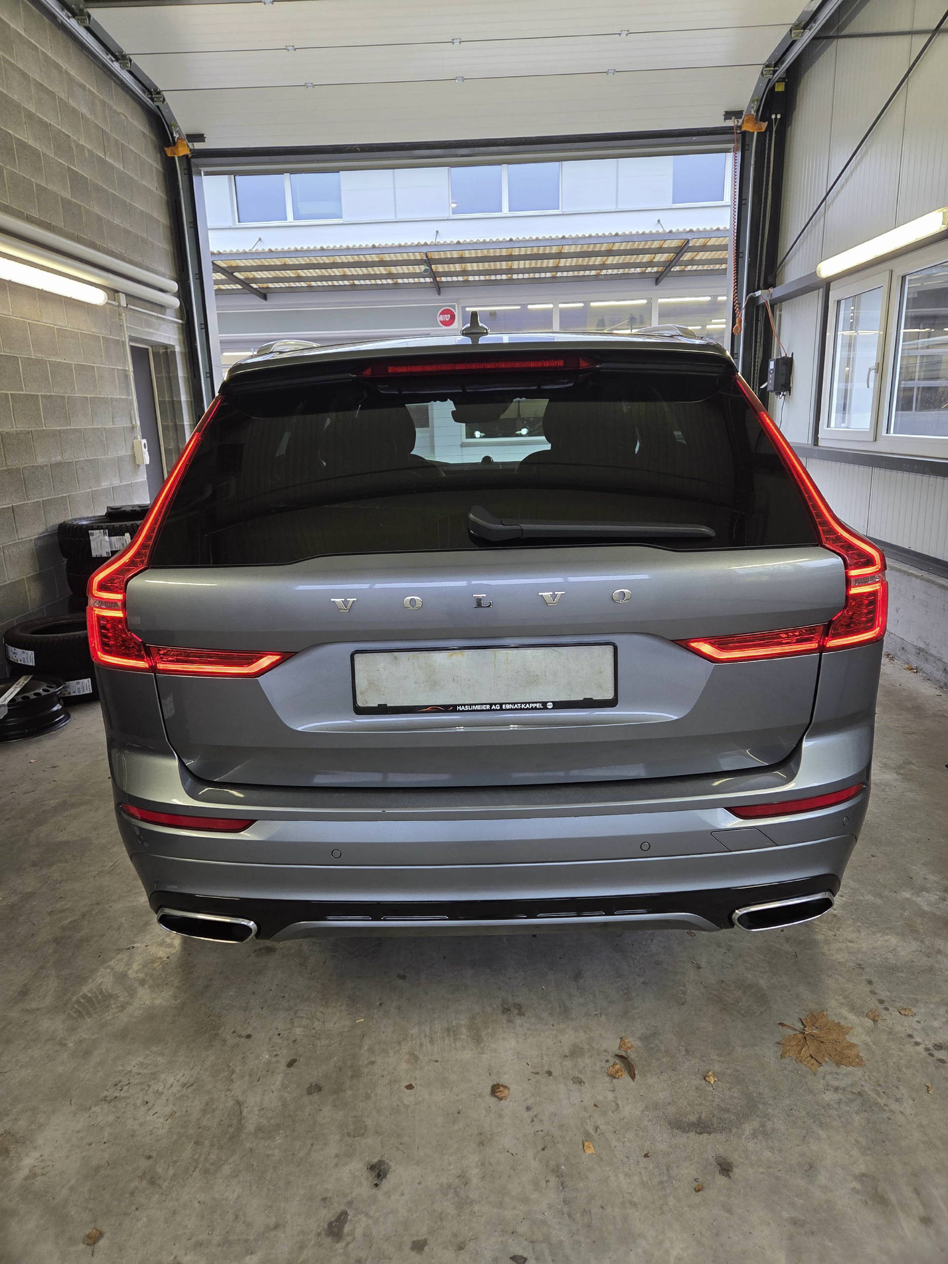 VOLVO XC60 2.0 D4 R-Design AWD-image-3