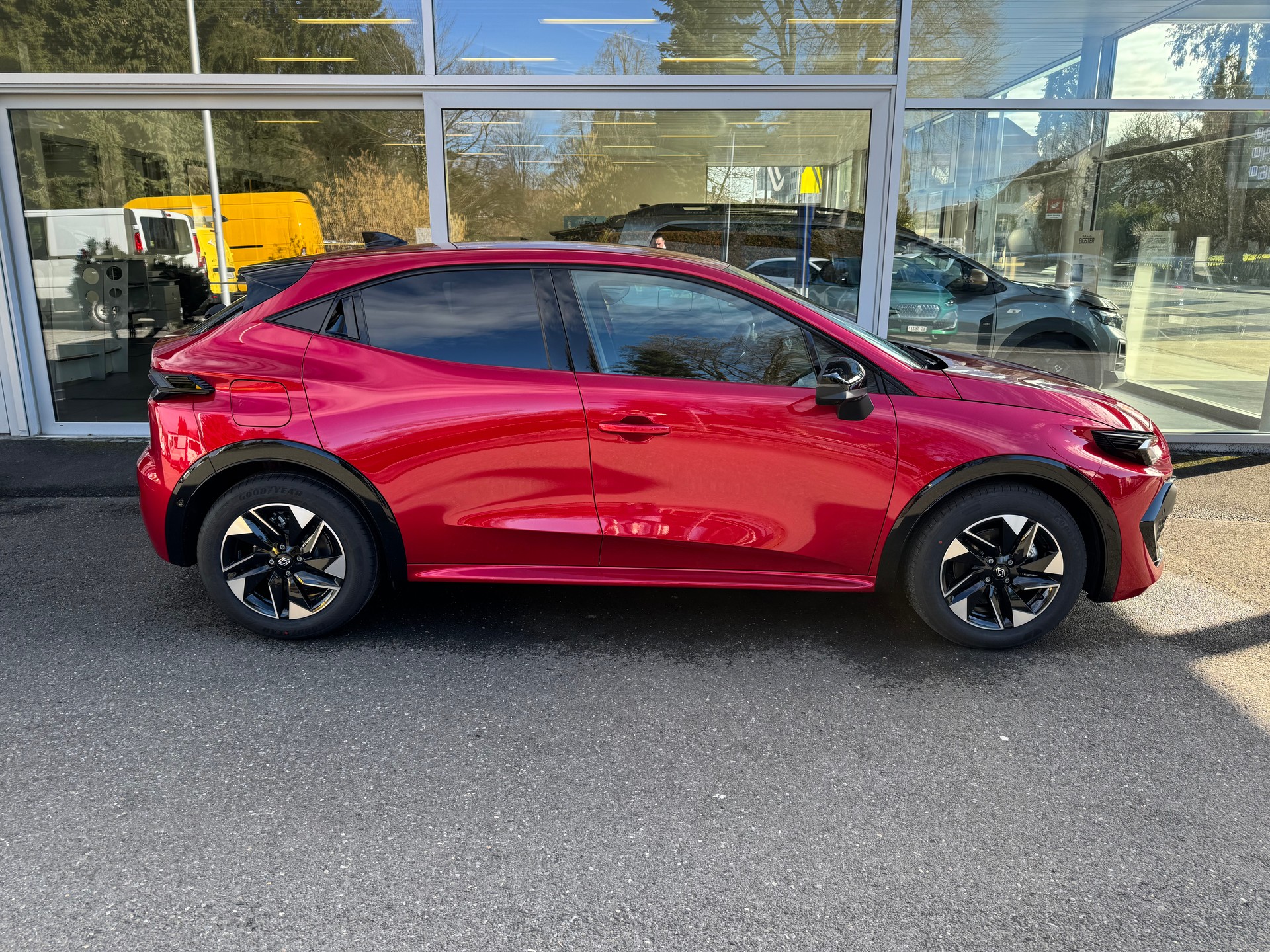 RENAULT Clio 1.8 E-Tech Techno-image-1