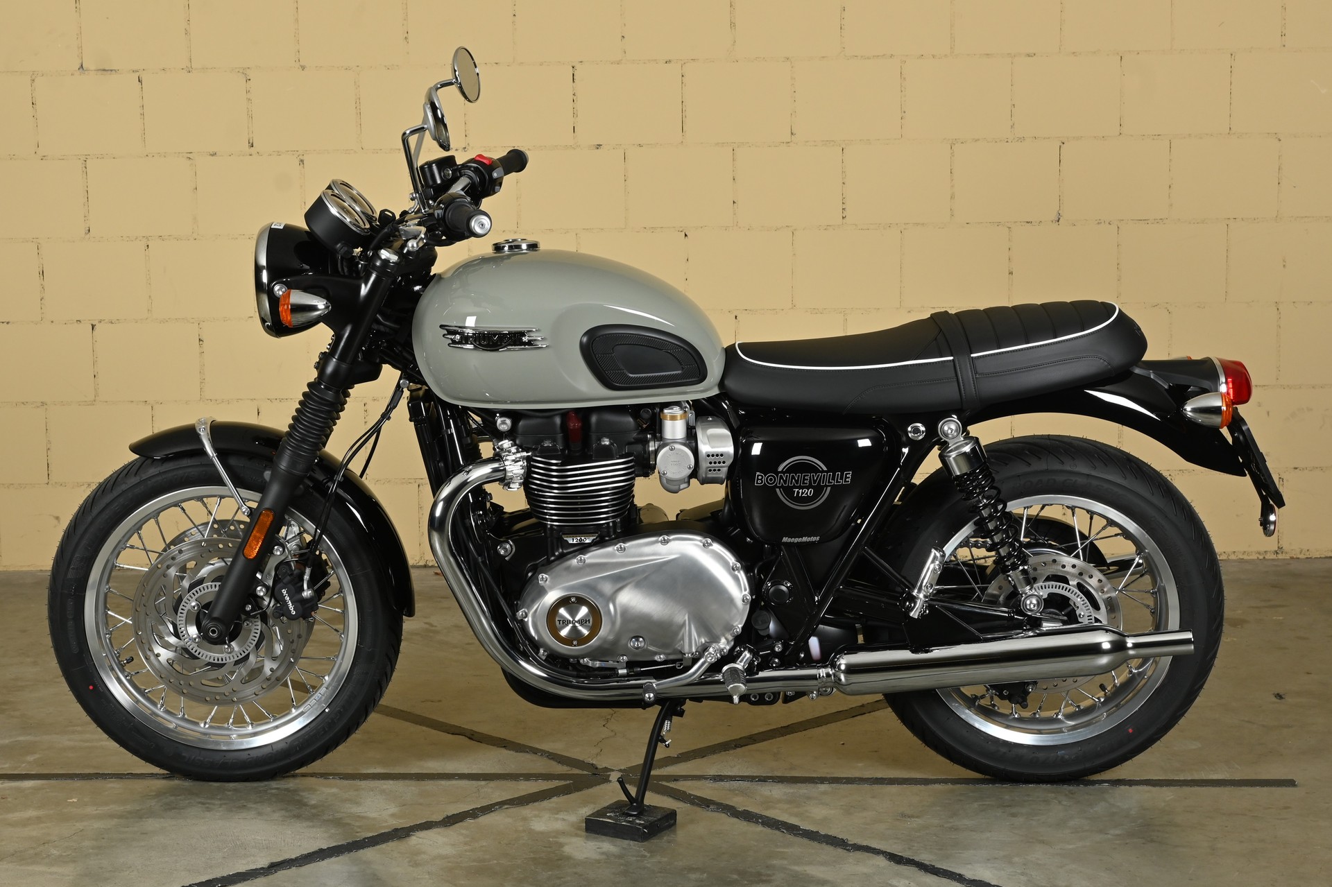 TRIUMPH Bonneville 1200-showroom-element-3