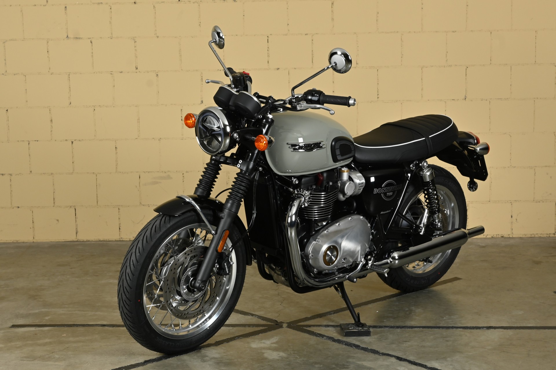 TRIUMPH Bonneville 1200-showroom-element-2