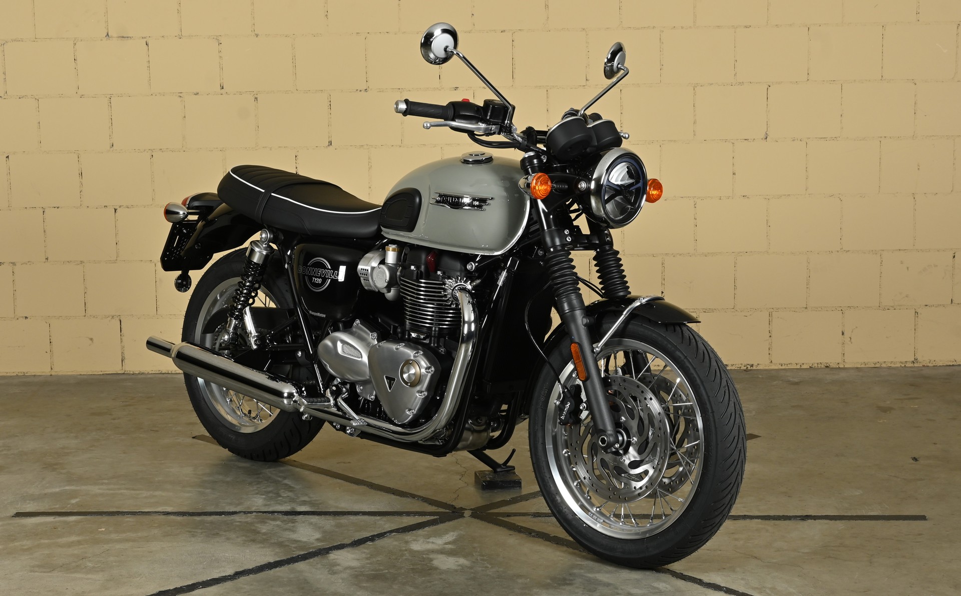 TRIUMPH Bonneville 1200-showroom-element-1