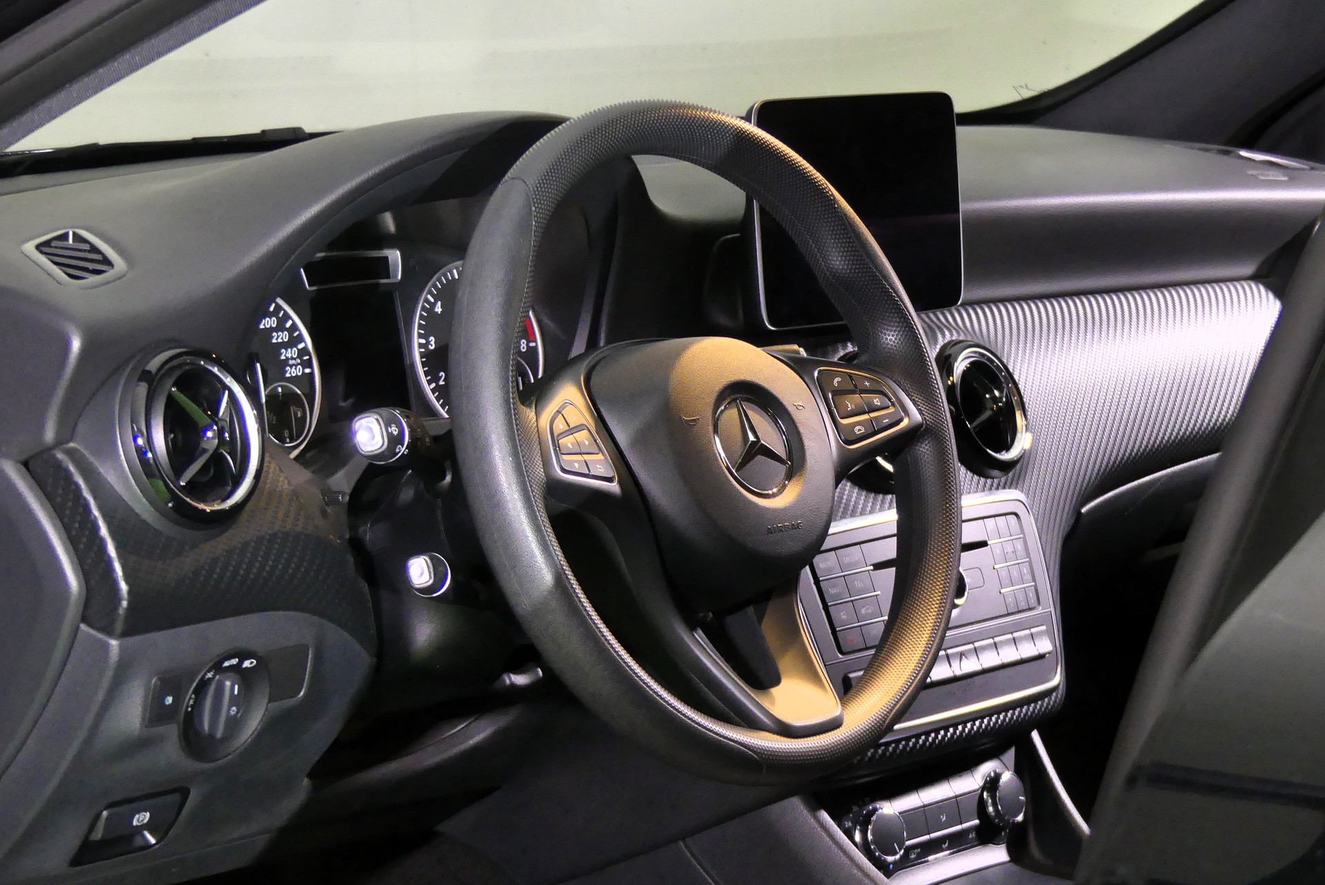 MERCEDES-BENZ GLA 250 4Matic 7G-DCT-image-13