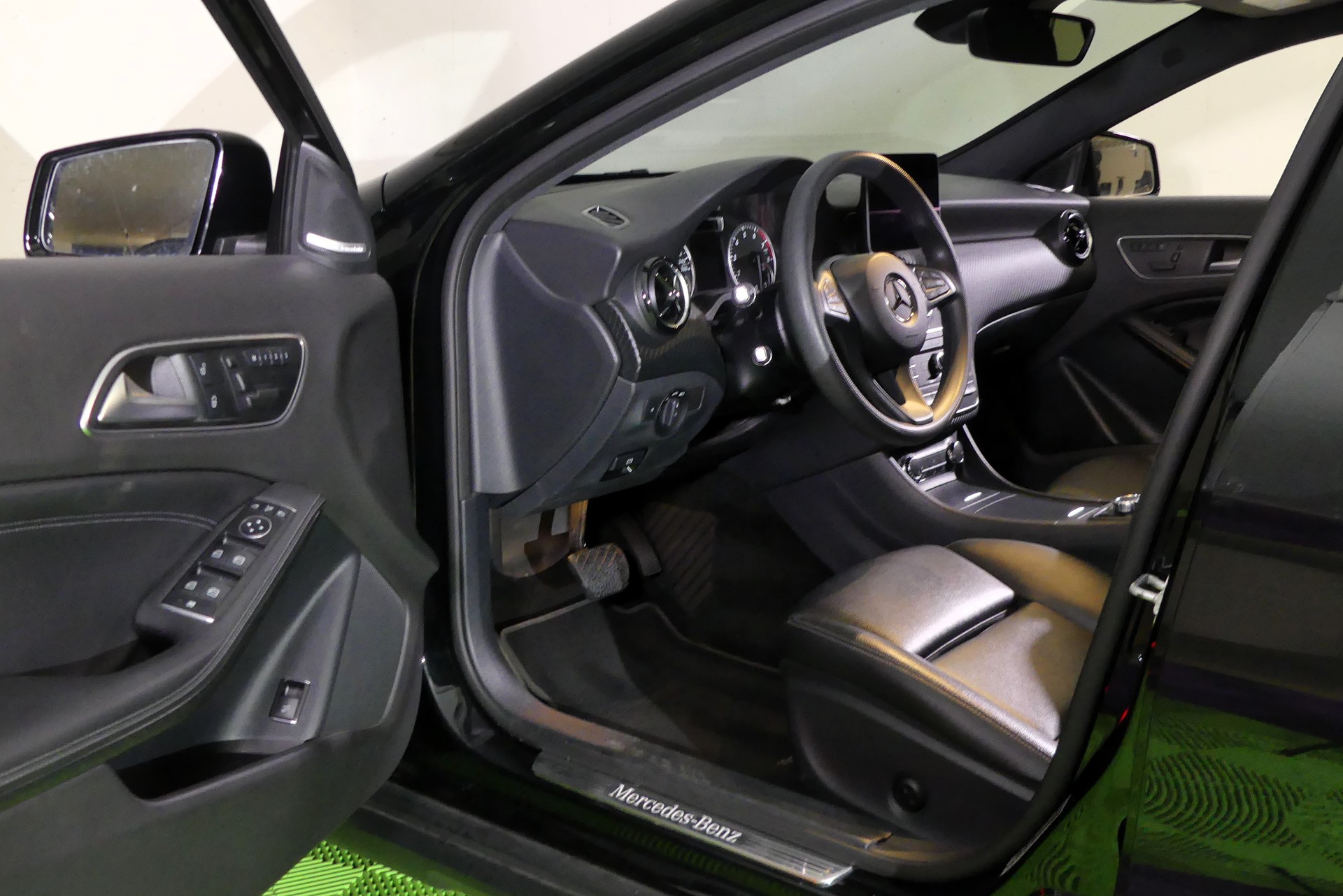 MERCEDES-BENZ GLA 250 4Matic 7G-DCT-image-7