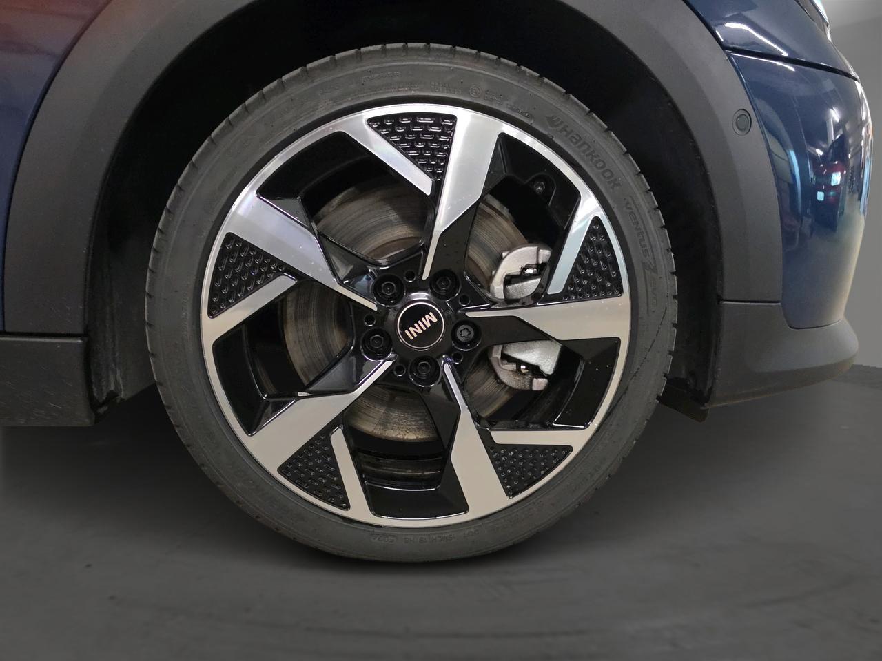 MINI Cooper S (5 door)-image-9