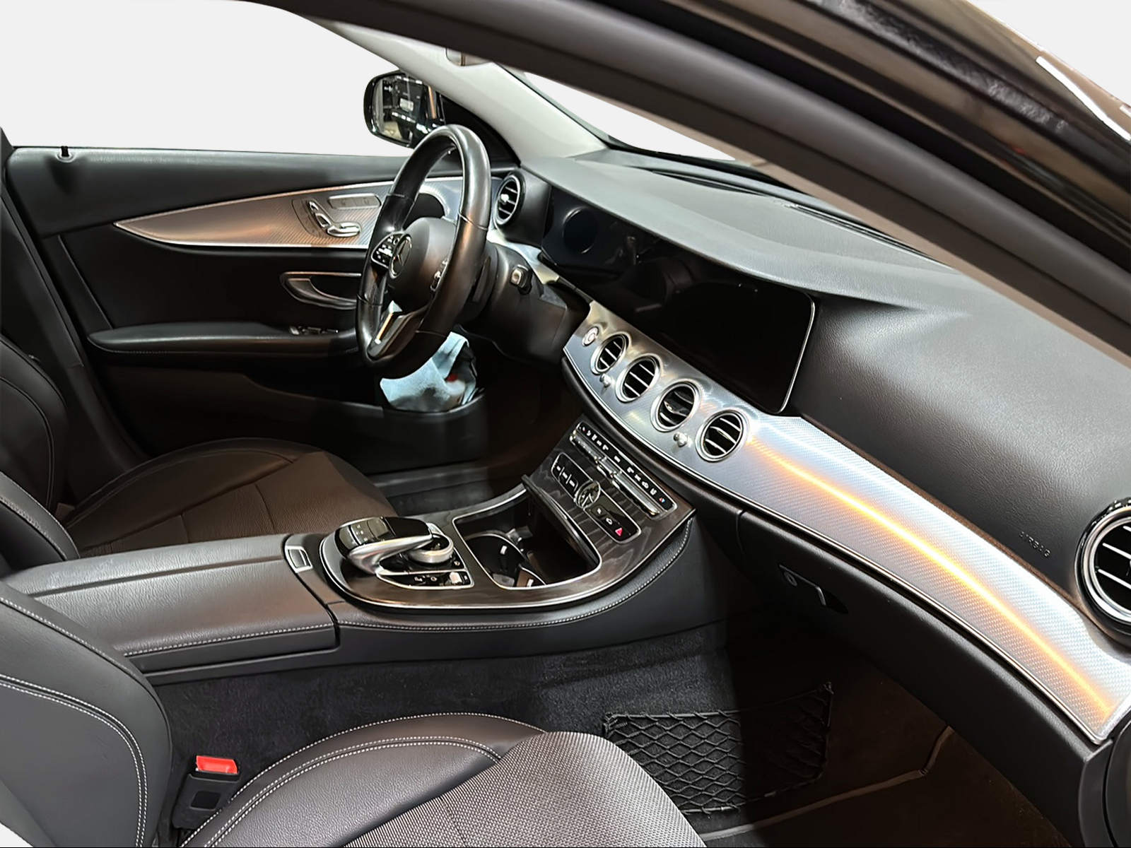 MERCEDES-BENZ E 220 d Swiss Star Avantgarde 4matic Kombi-image-12