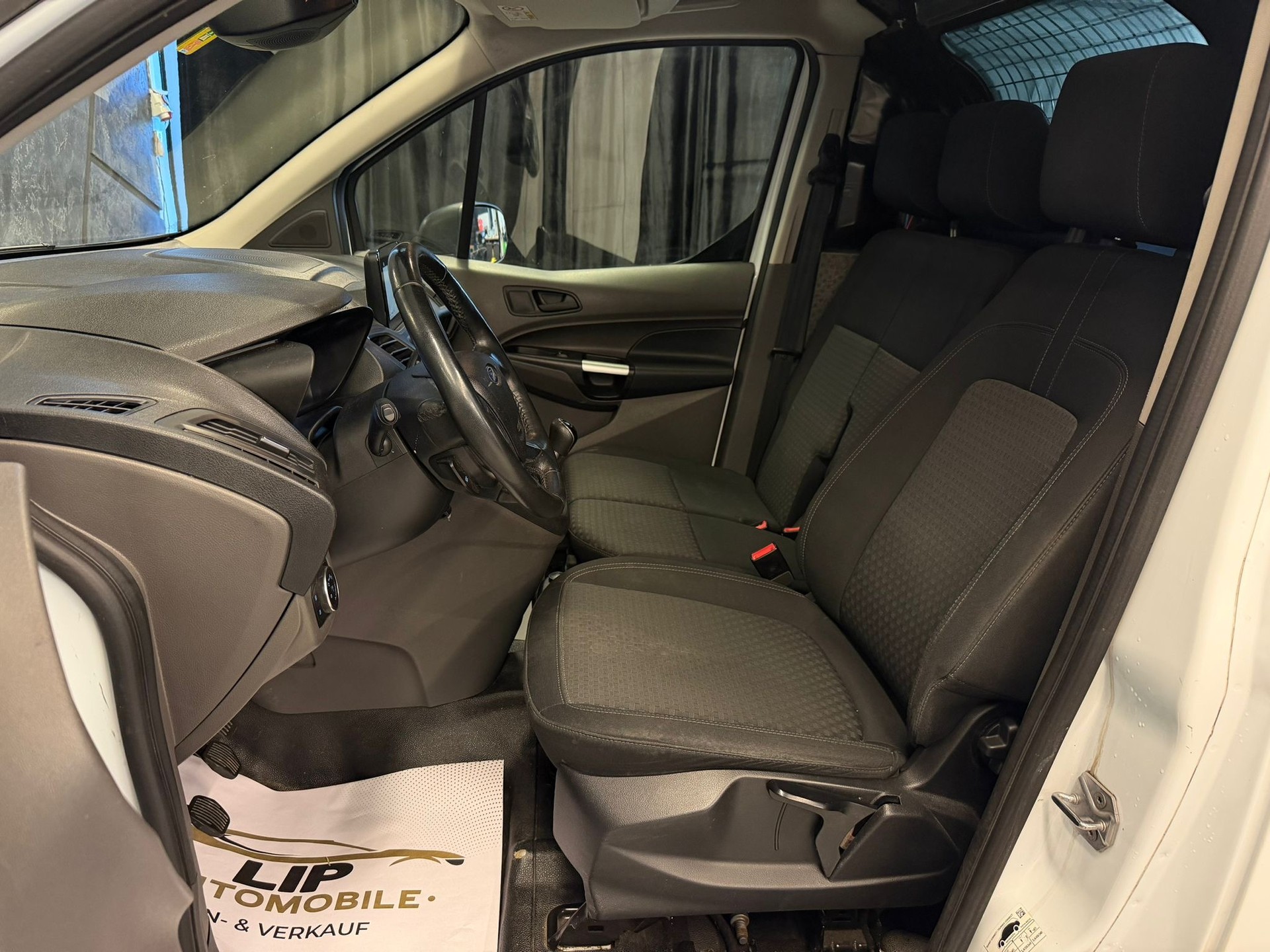 FORD Transit Connect Van T210 1.5 Eco Blue Ambiente-image-9