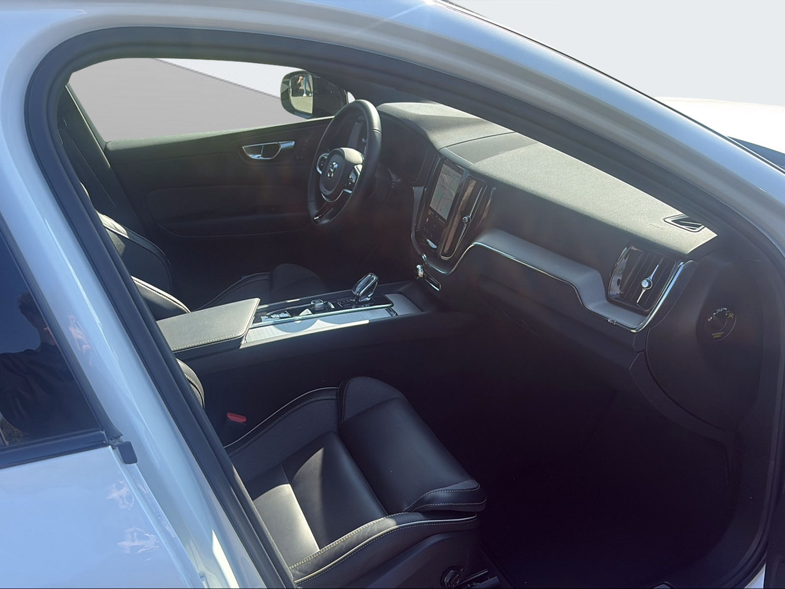 VOLVO XC60 2.0 B5 MH Plus Dark AWD-image-14