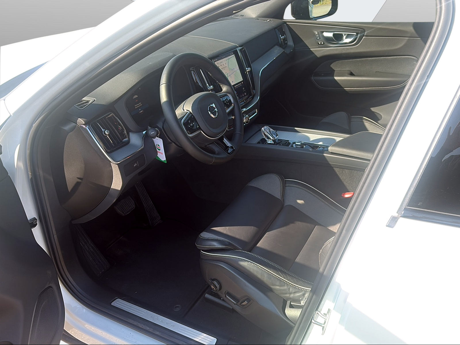 VOLVO XC60 2.0 B5 MH Plus Dark AWD-image-9